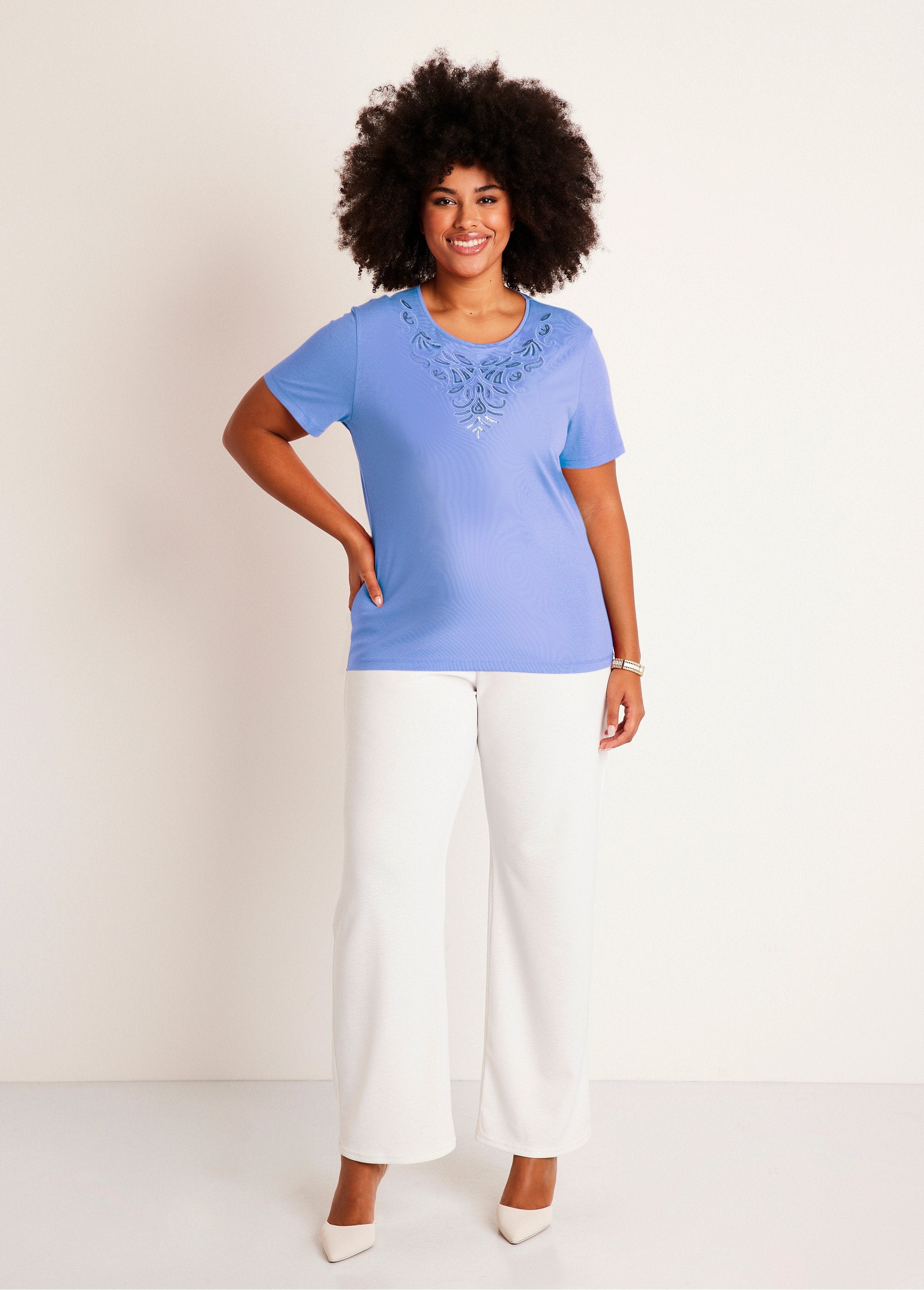 Camiseta_cropped_bordada_de_manga_curta_AZUL_SF1_curvy