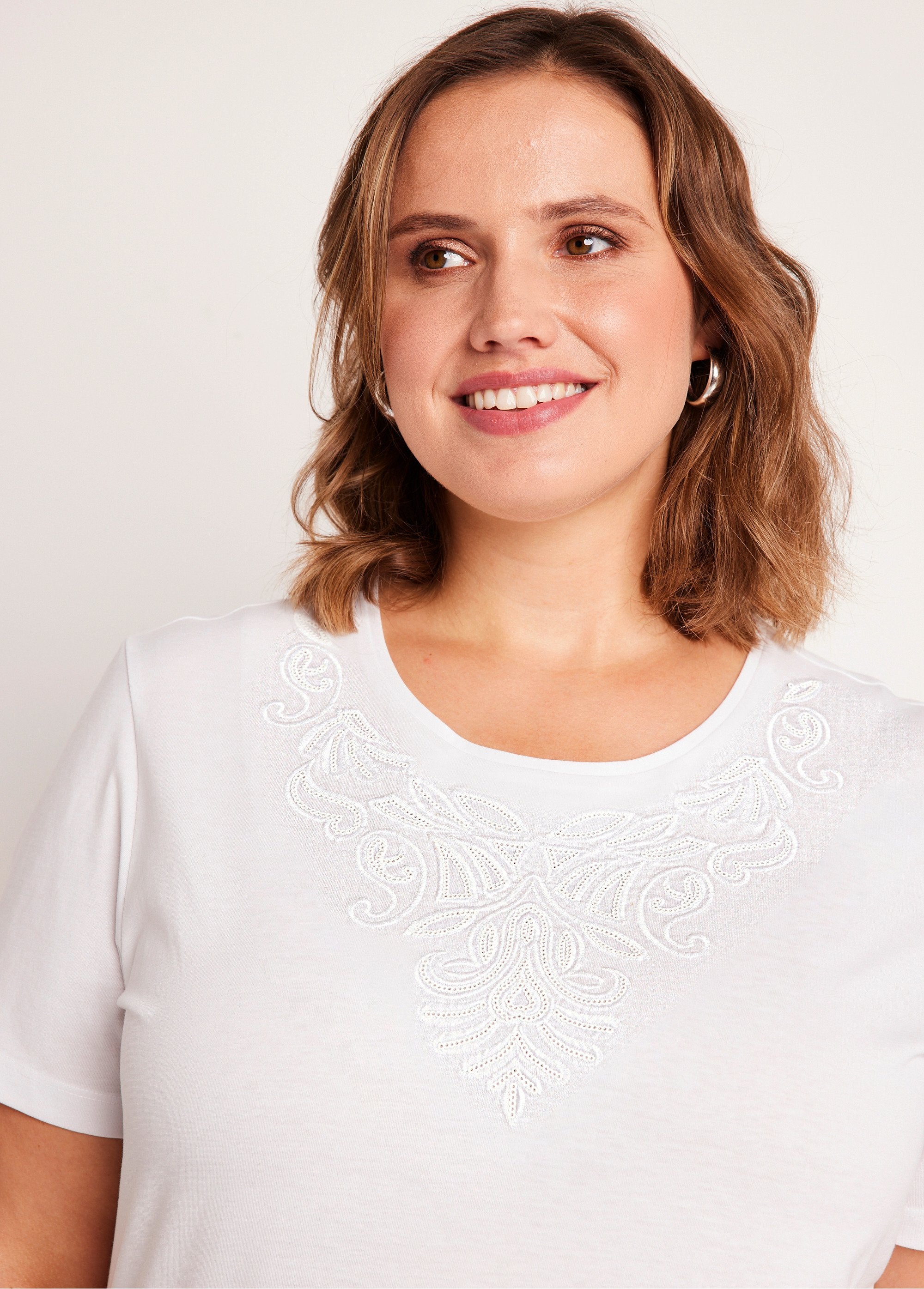 Camiseta_cropped_bordada_de_manga_curta_BRANCO_DE1_curvy