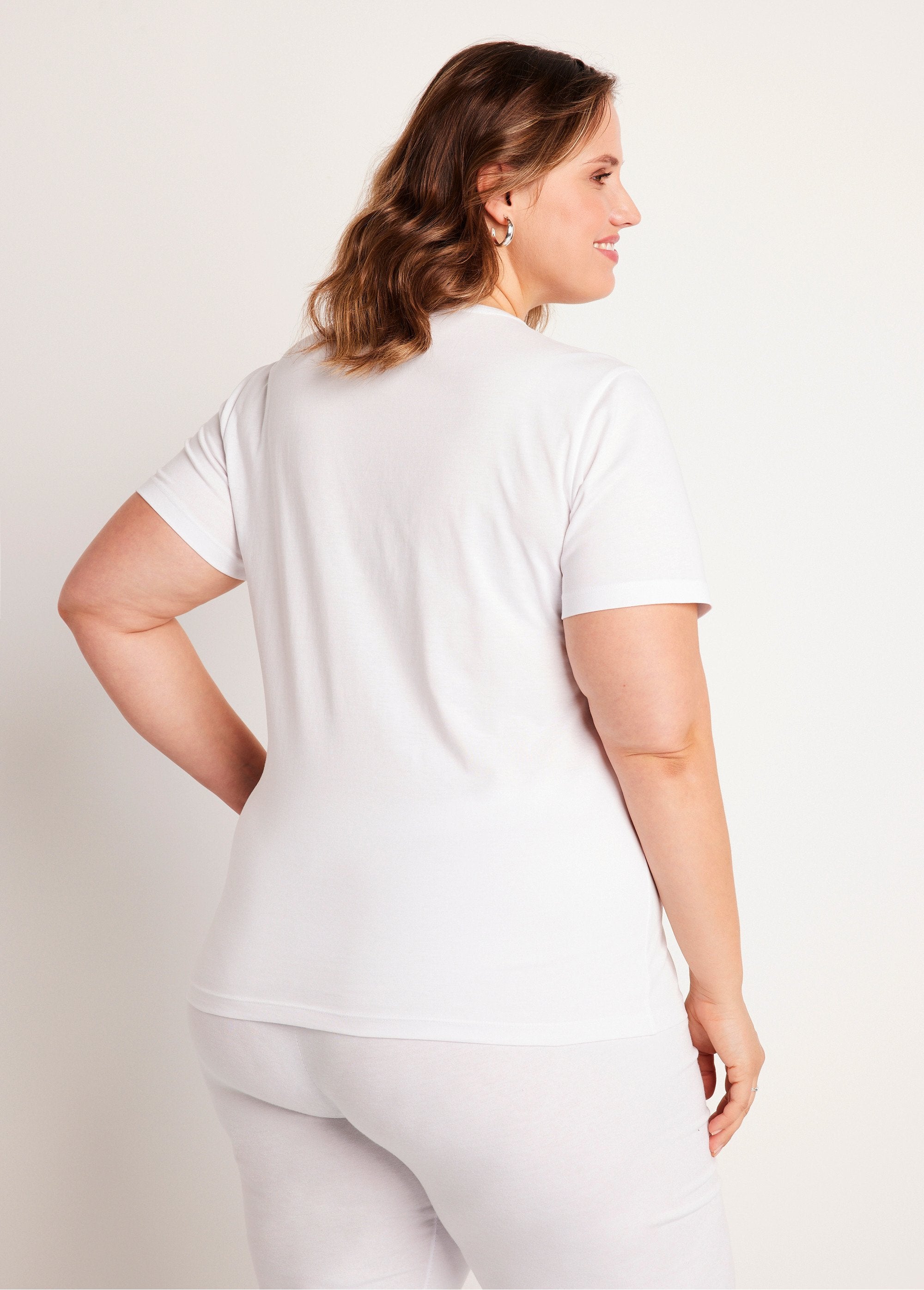 Camiseta_cropped_bordada_de_manga_curta_BRANCO_DO1_curvy