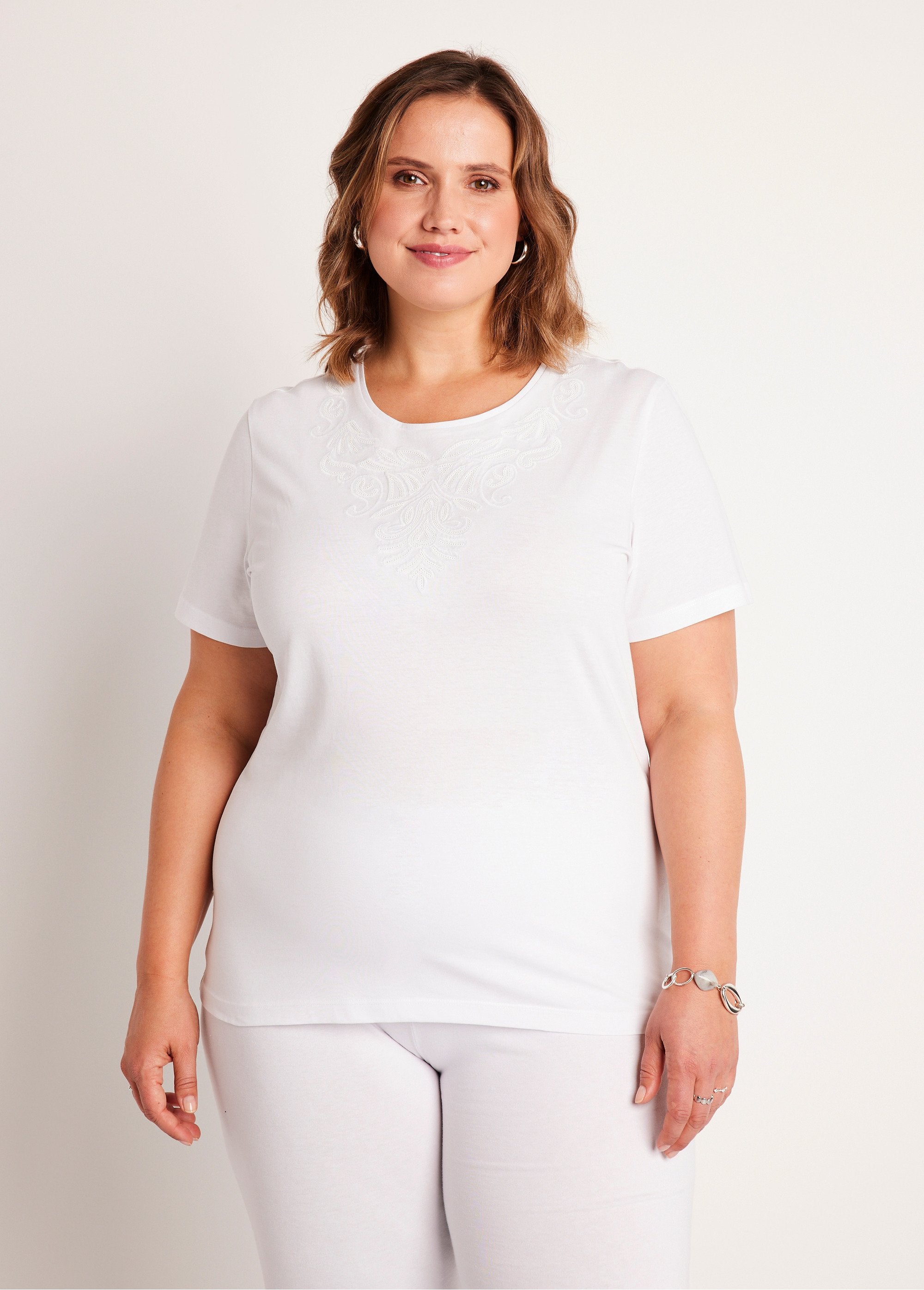 Camiseta_cropped_bordada_de_manga_curta_BRANCO_FA1_curvy