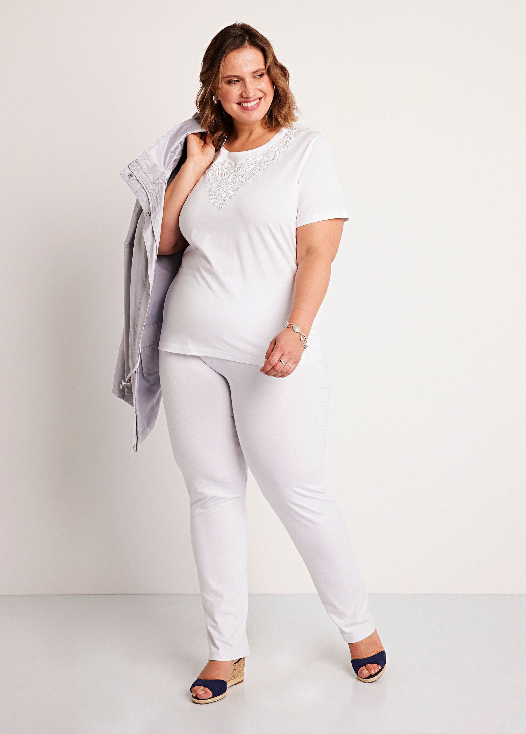 Camiseta_cropped_bordada_de_manga_curta_BRANCO_SF1_curvy