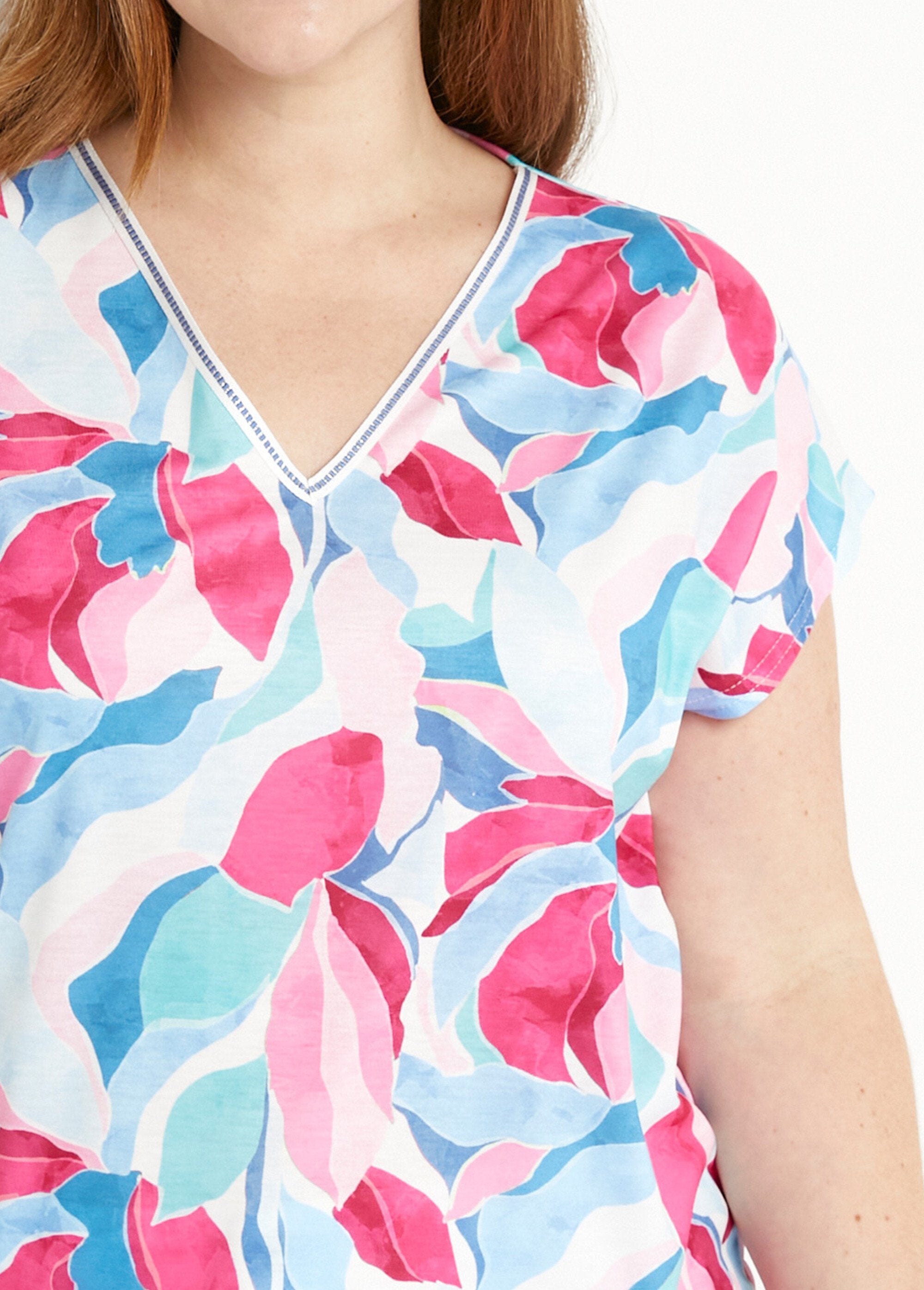 Camiseta_curta_com_decote_em_V_e_estampa_brilhante_Bleu_et_rose_DE1_curvy