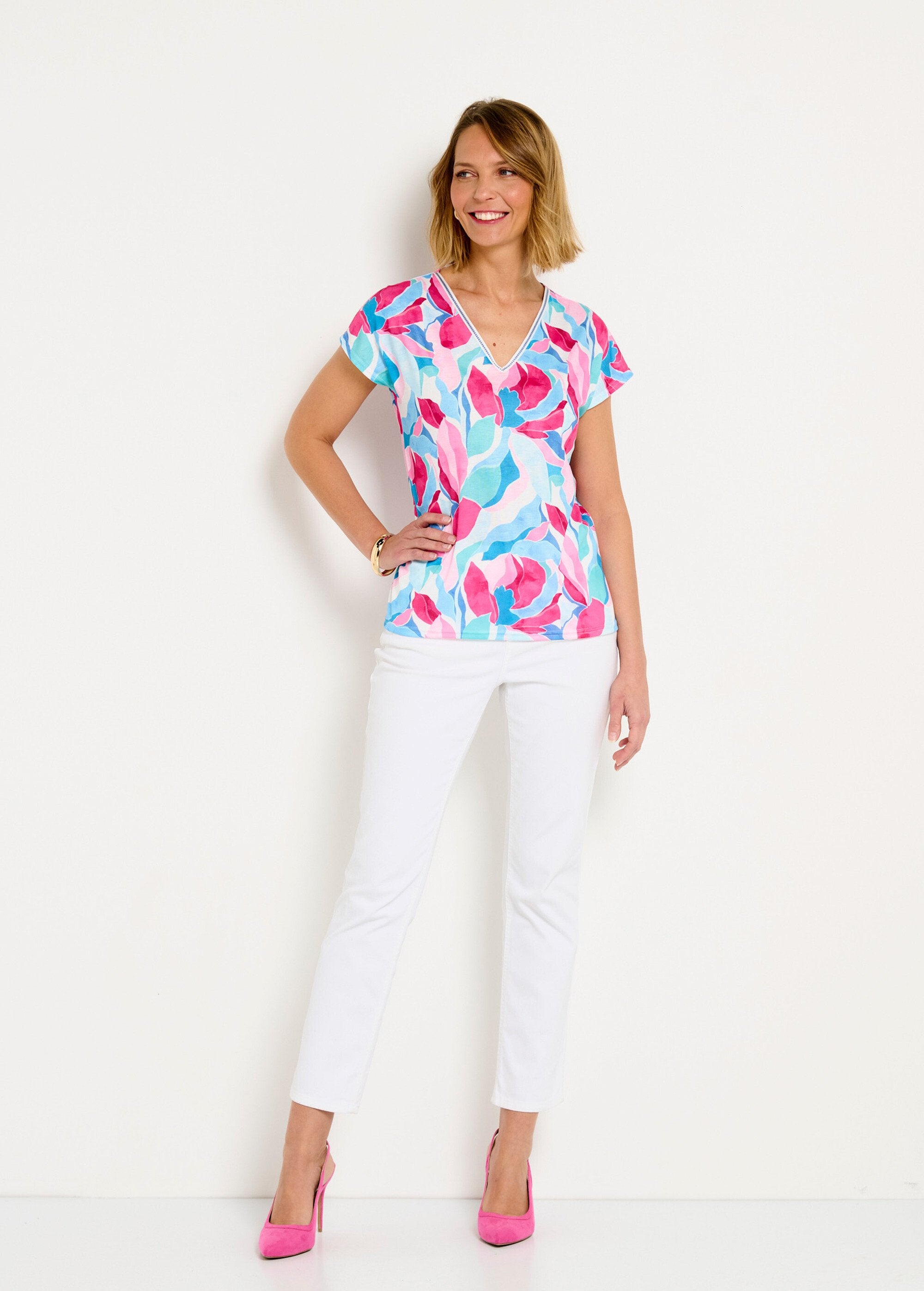 Camiseta_curta_com_decote_em_V_e_estampa_brilhante_Bleu_et_rose_SF1_slim