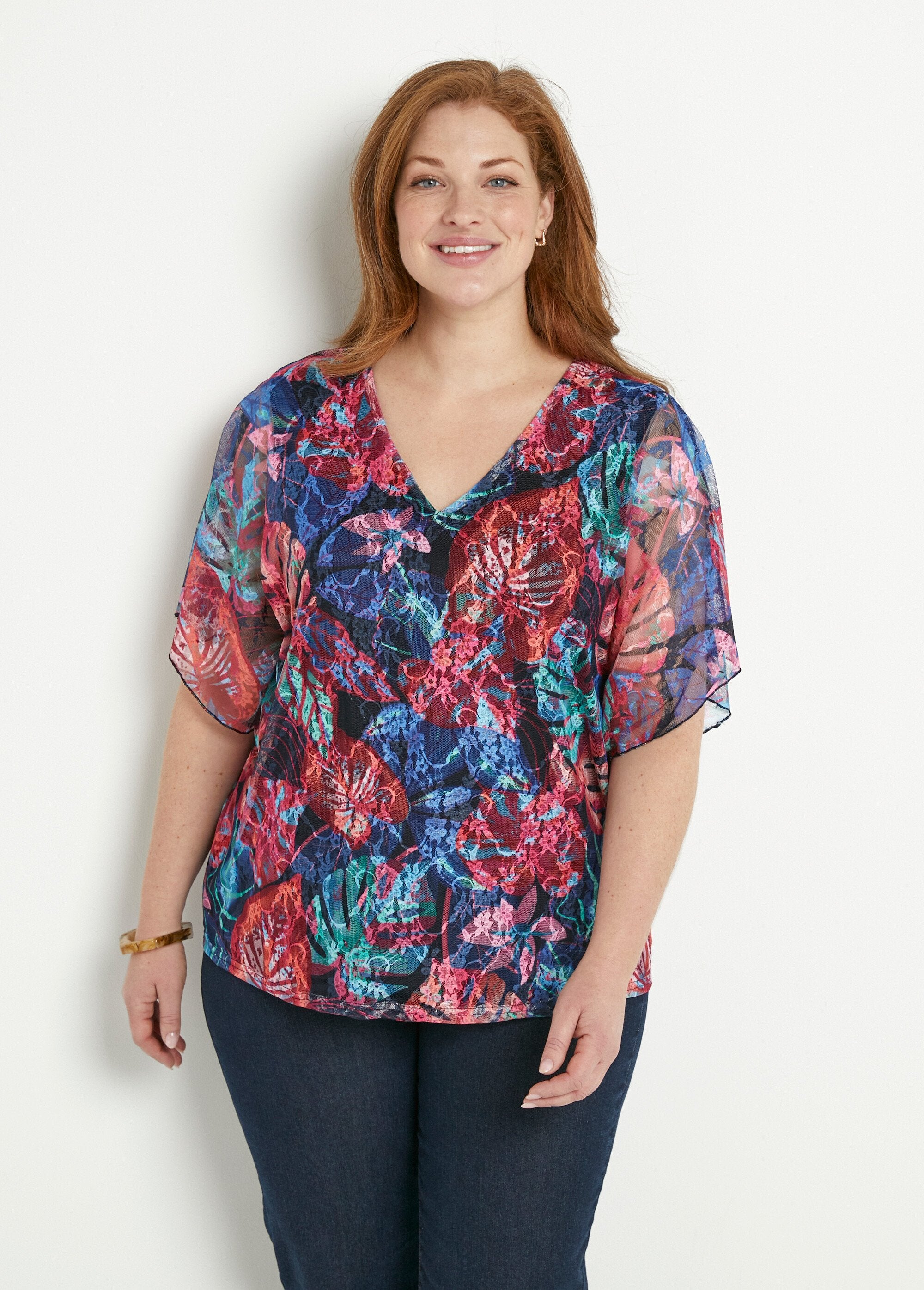 Camiseta_curta_com_decote_em_V_e_renda_estampada_Multicolore_FA1_curvy