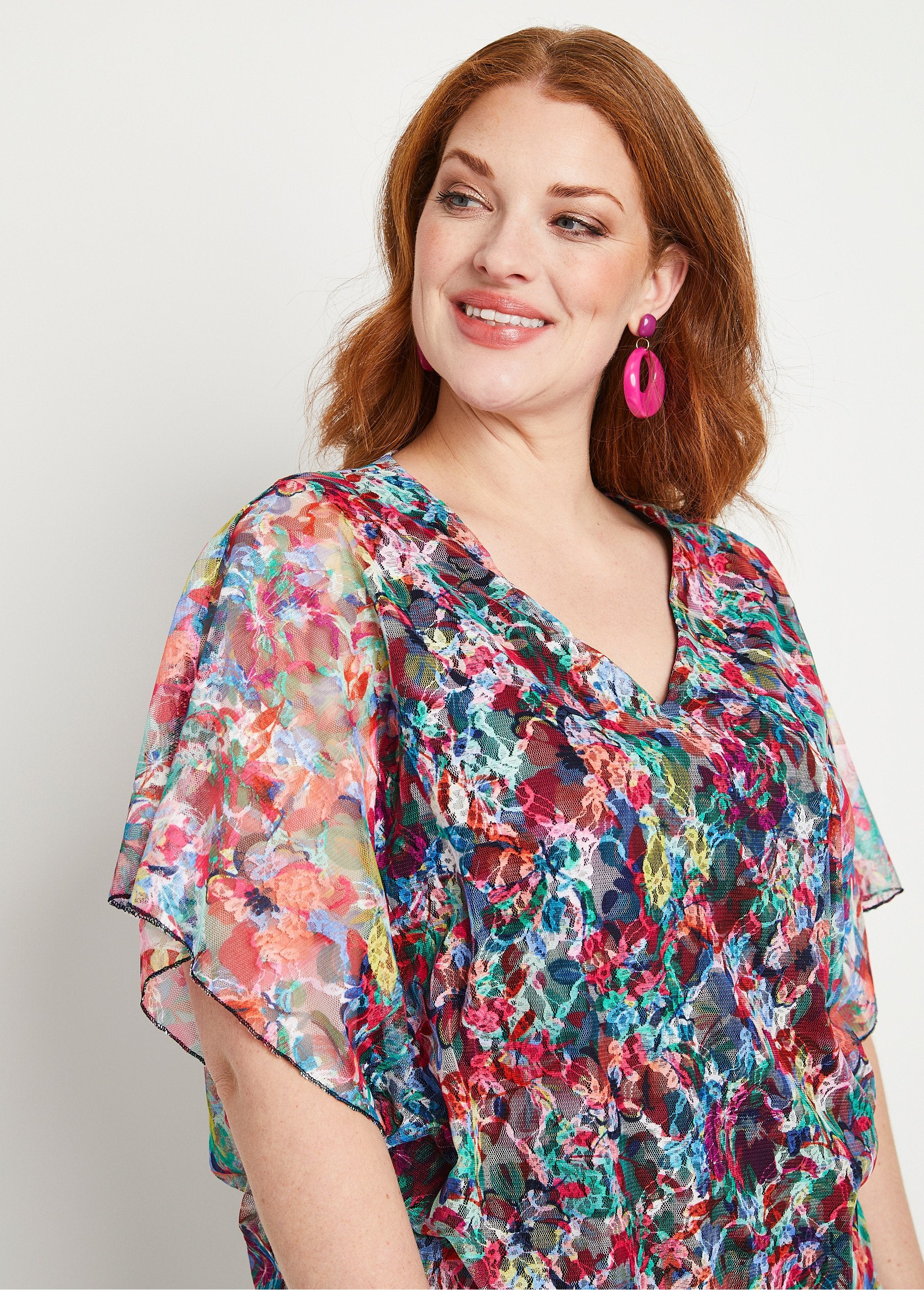 T-shirt_curta_em_renda_floral_Fúcsia_e_azul_DE1_curvy