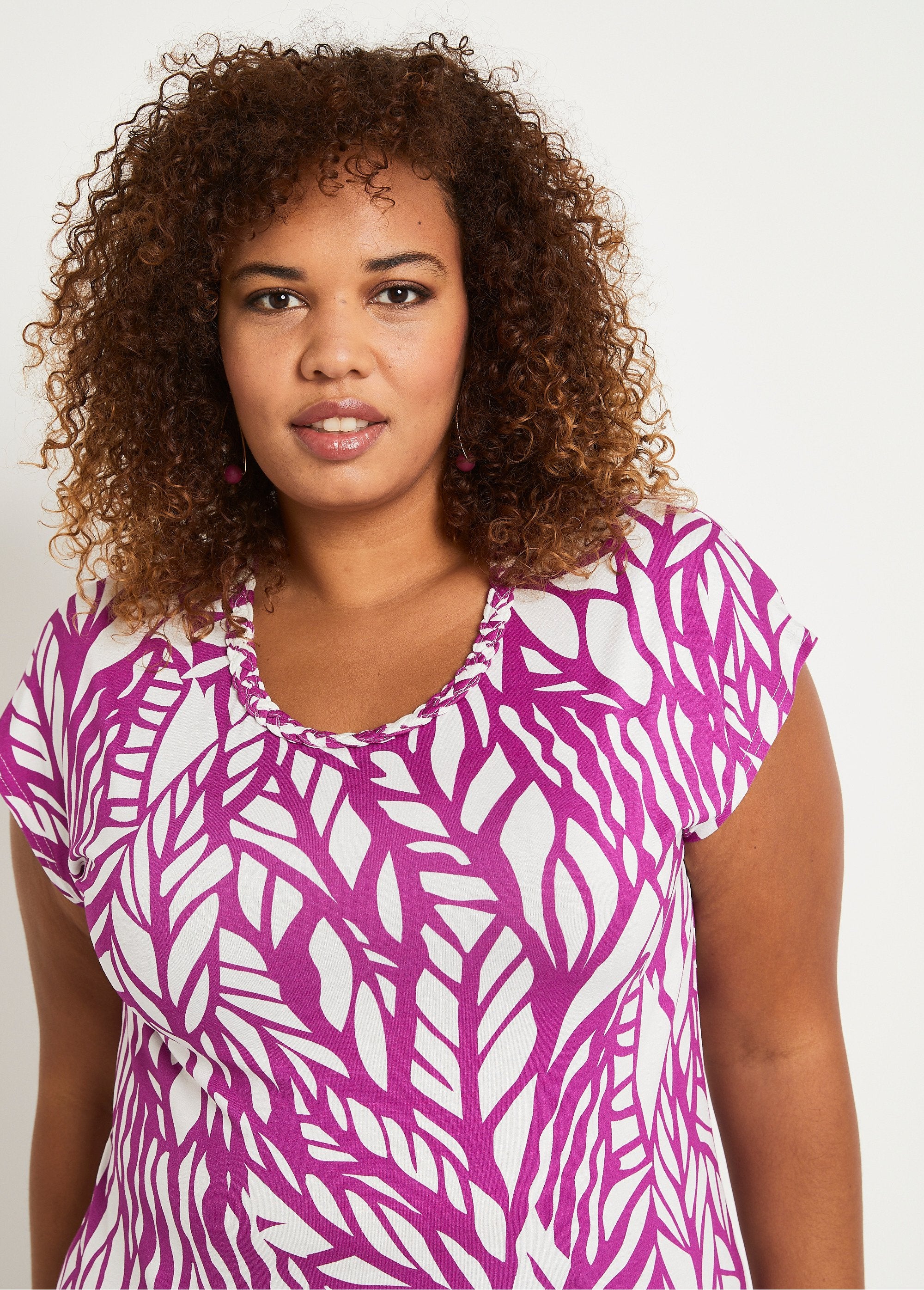 Camiseta_curta_estampada_Groselha_preta_e_branca_DE2_curvy