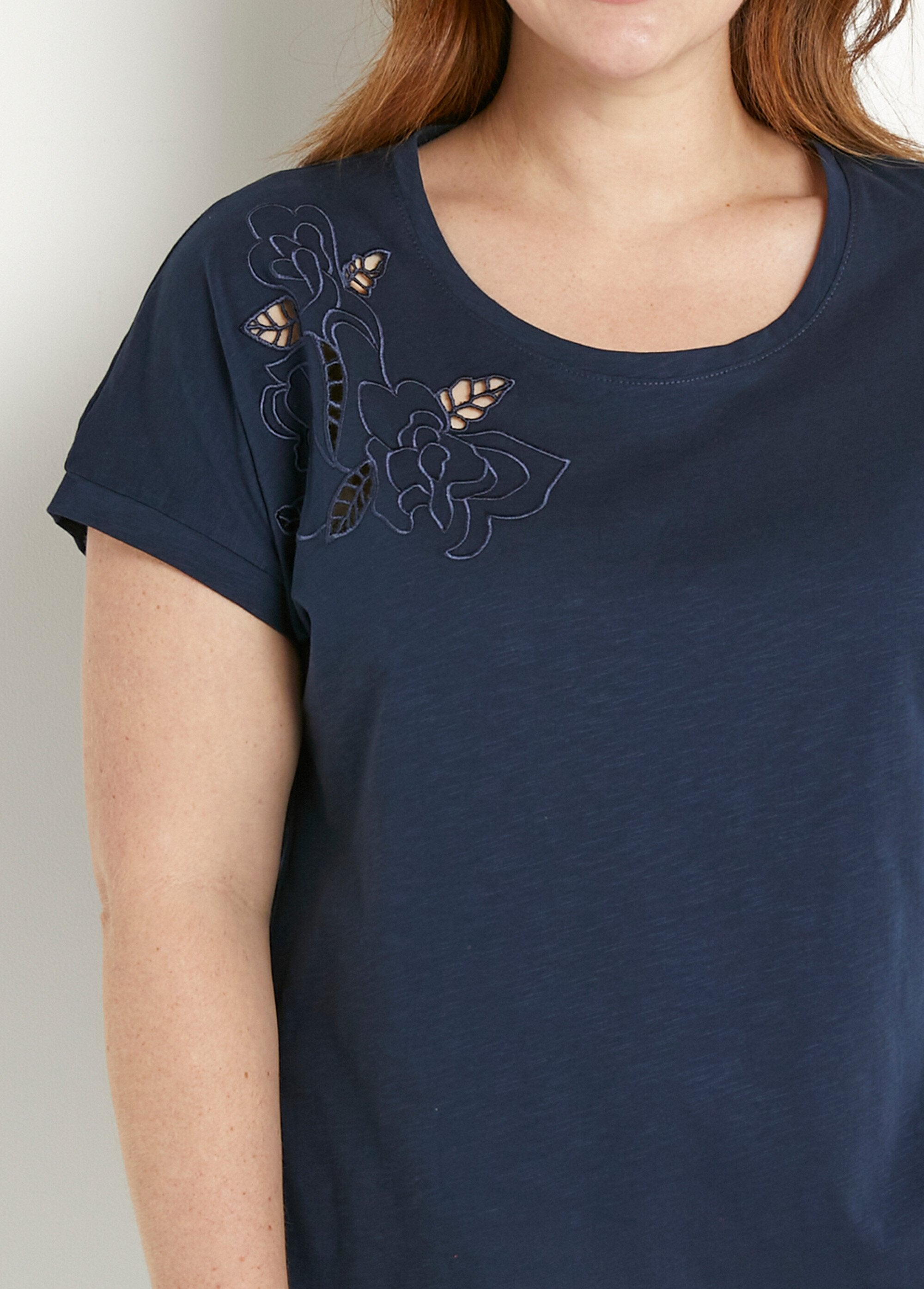 Camiseta_lisa_de_manga_curta_com_bordado_vazado_Marine_DE1_curvy