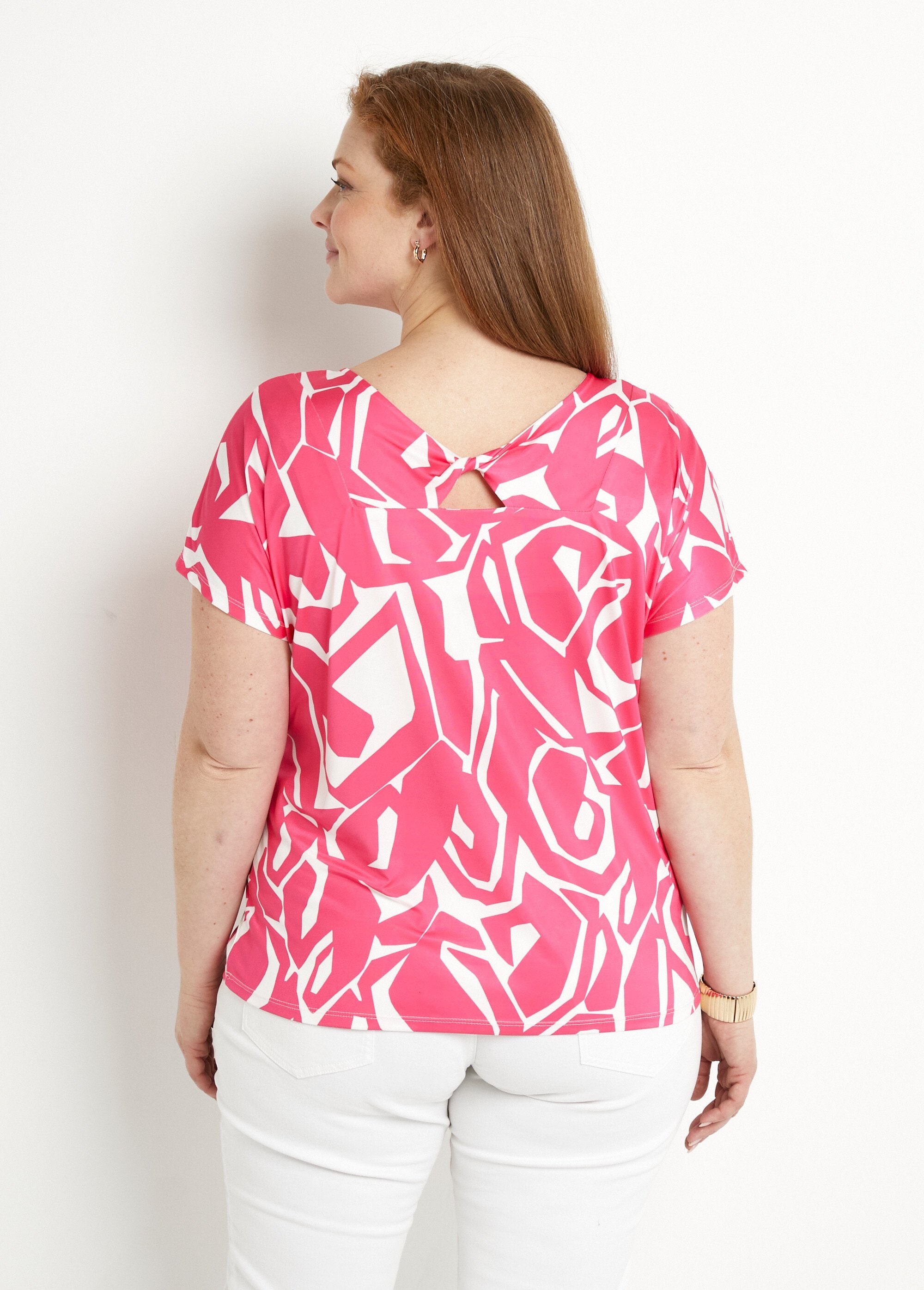 Camiseta_curta_reta_com_decote_em_V_e_estampa_gráfica_Fuchsia_et_blanc_DO1_curvy