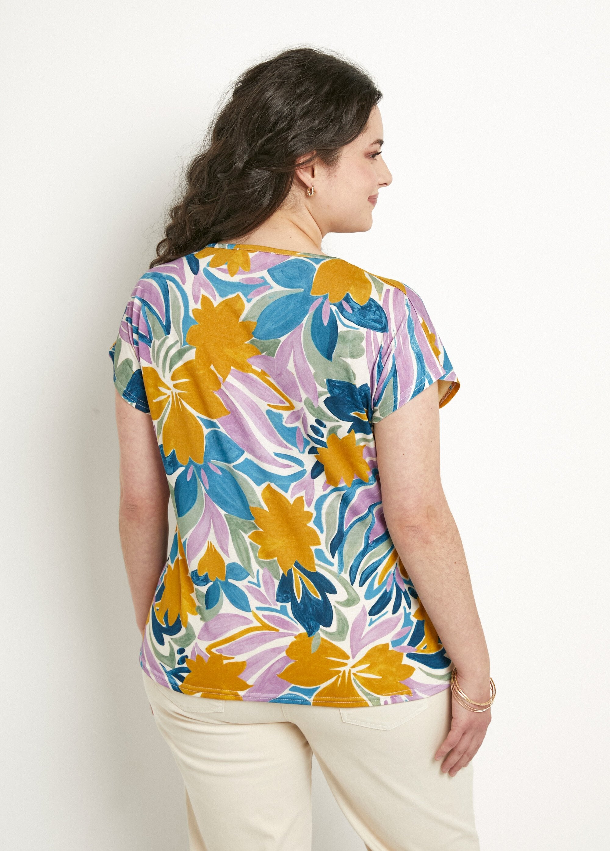 Camiseta_floral_de_manga_curta_e_gola_redonda_Parme_et_ocre_DO1_curvy