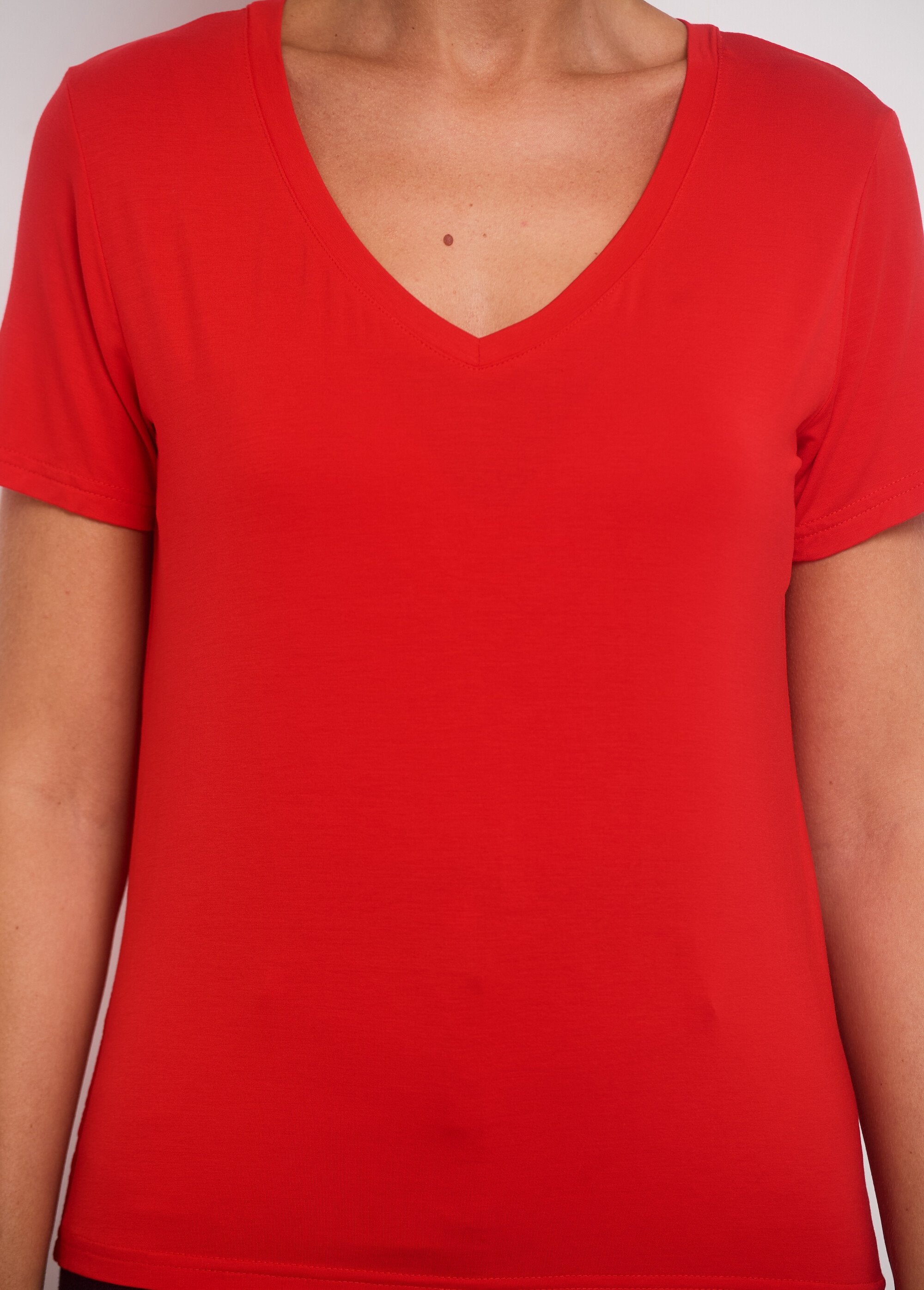T-shirt_de_manga_curta_com_decote_em_V_Rouge_DE2_slim