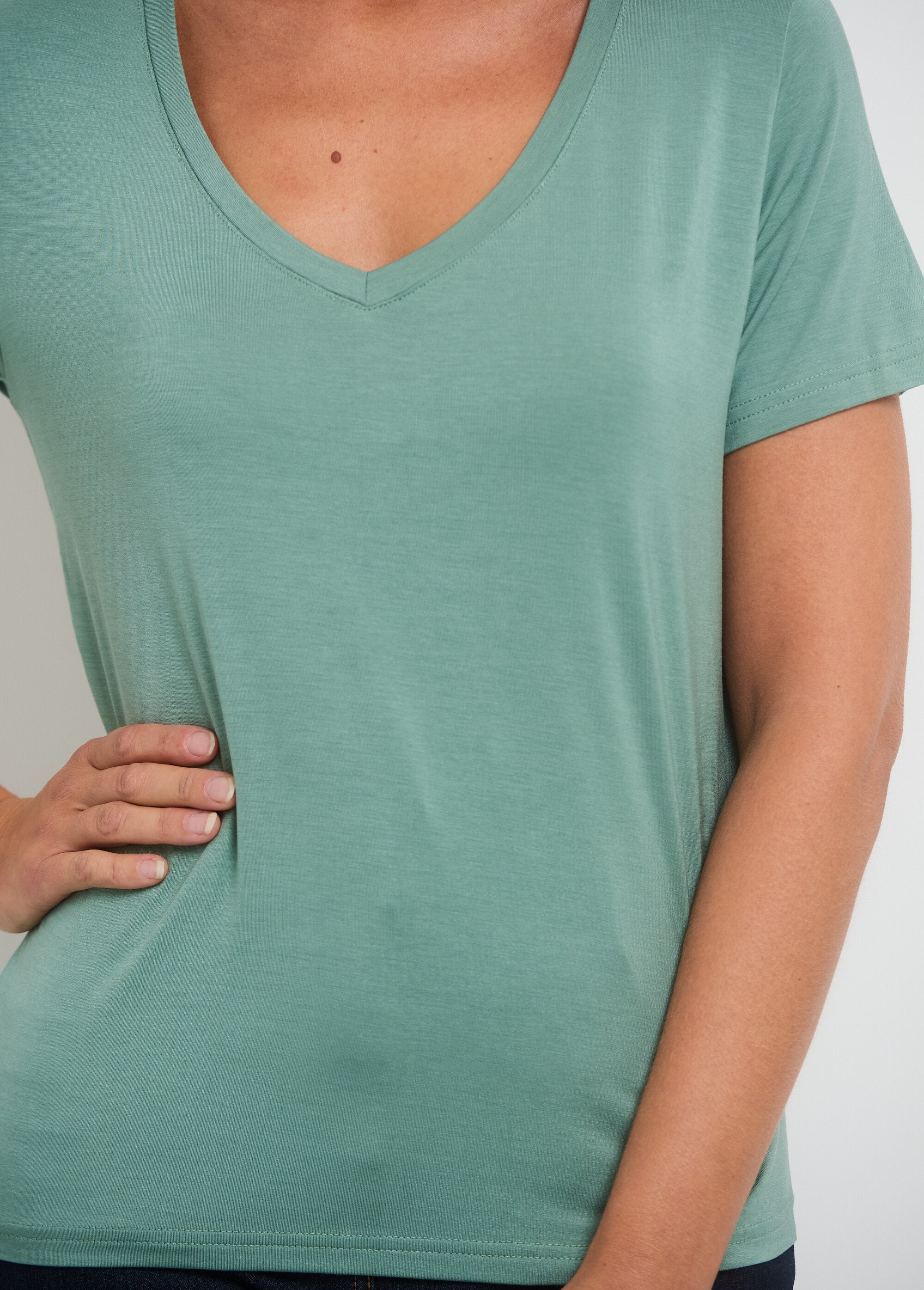 T-shirt_de_manga_curta_com_decote_em_V_Vert_clair_DE2_slim