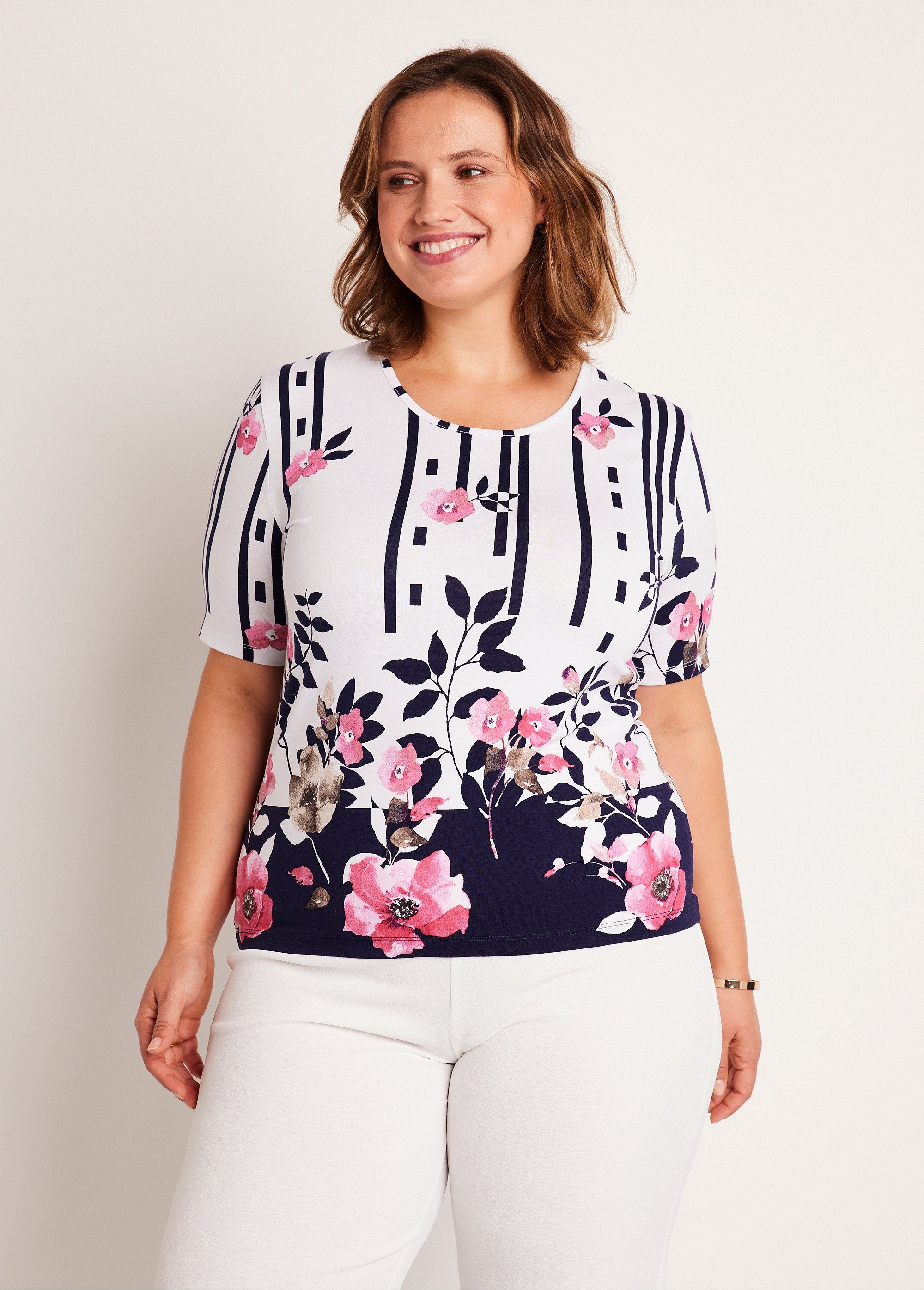 Camiseta_curta_estampada_Branco_e_marinho_FA1_curvy