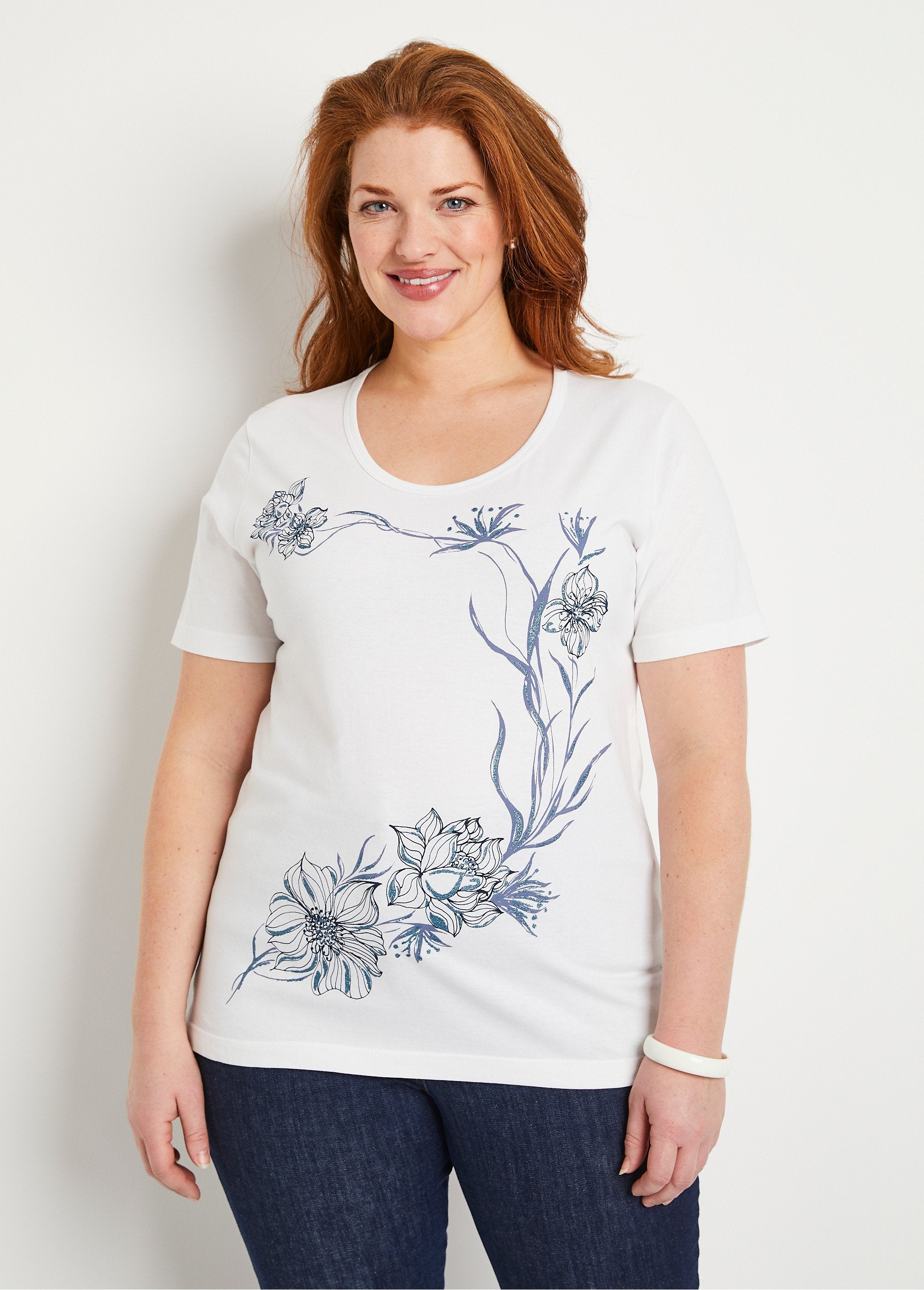 T-shirt_com_flores_de_gola_redonda_fundo_branco_FA1_curvy