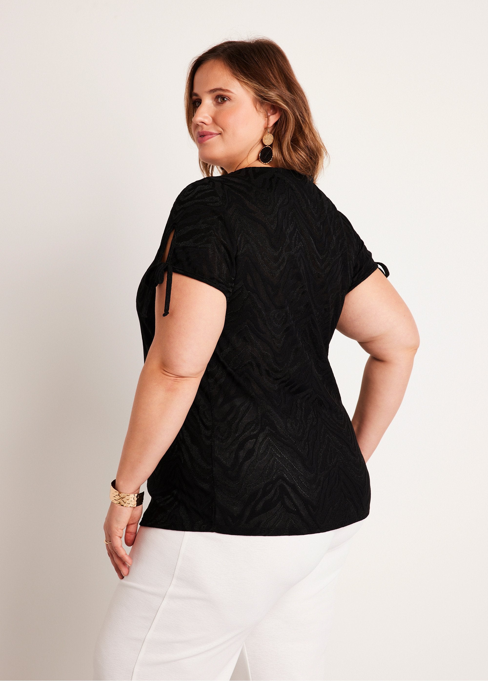 Camiseta_longa_solta_com_decote_em_V_PRETO_DO1_curvy