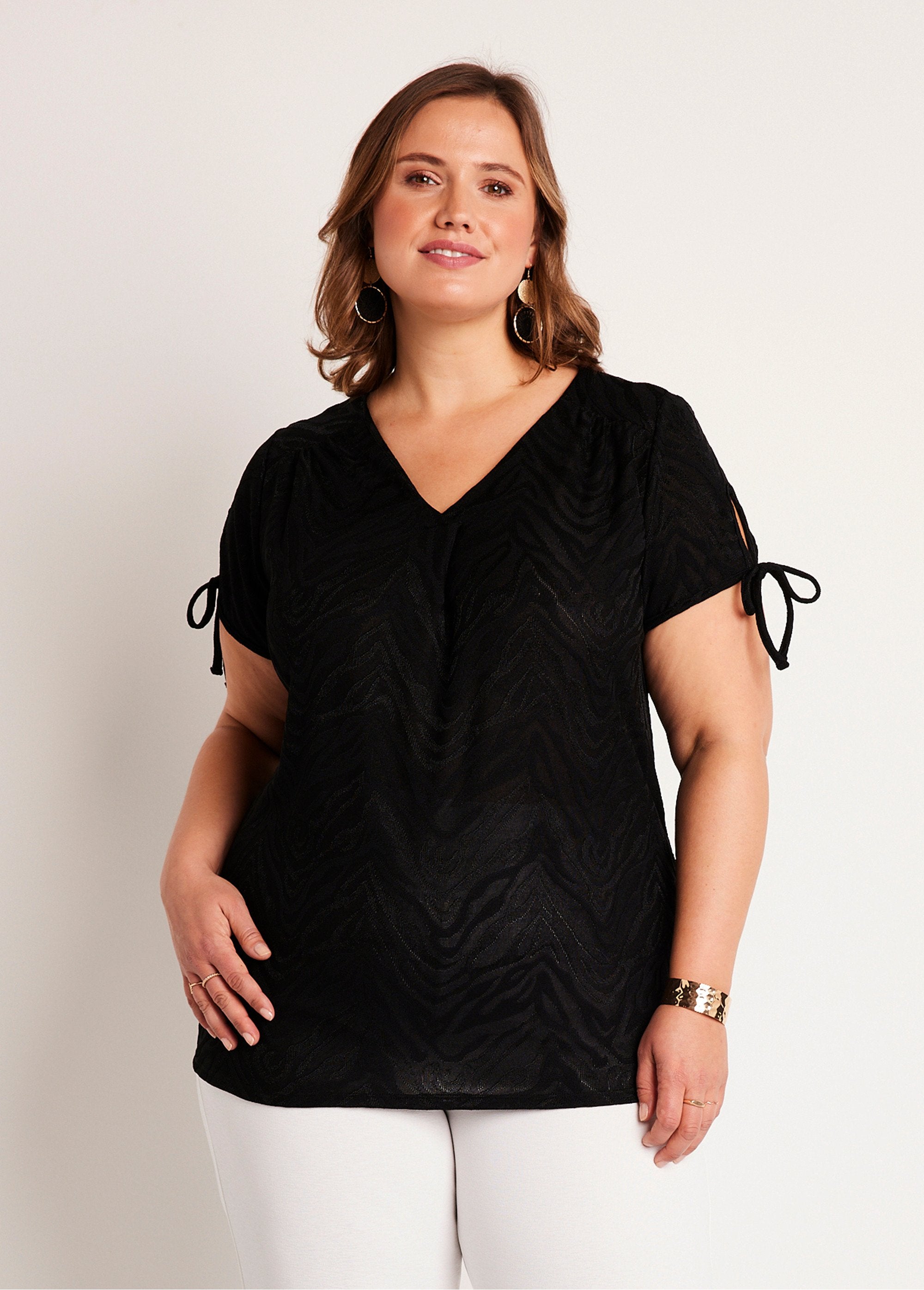 Camiseta_longa_solta_com_decote_em_V_PRETO_FA1_curvy