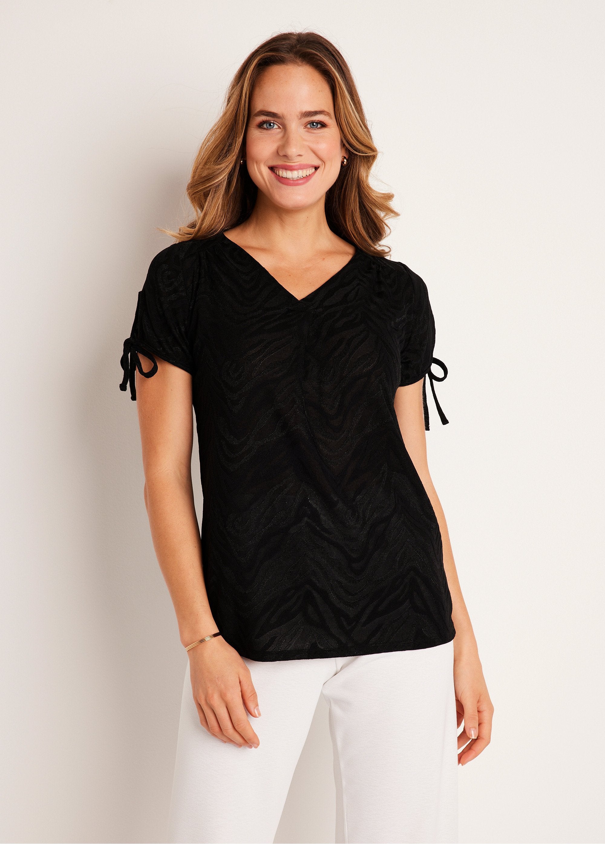 Camiseta_longa_solta_com_decote_em_V_PRETO_FA1_slim