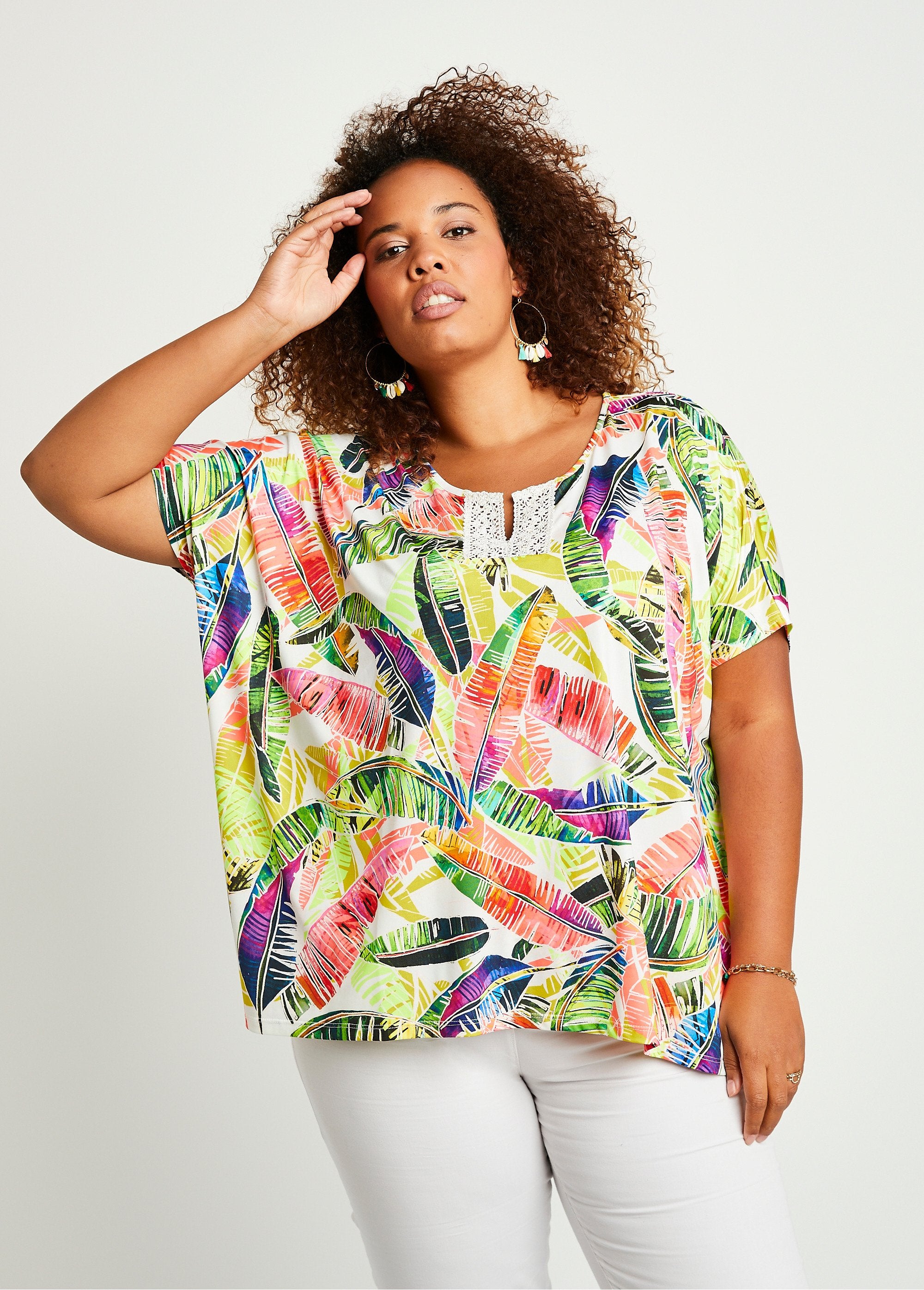 Camiseta_longa_e_solta_com_padrão_de_renda_neon_Impressão_multicolorida_FA1_curvy