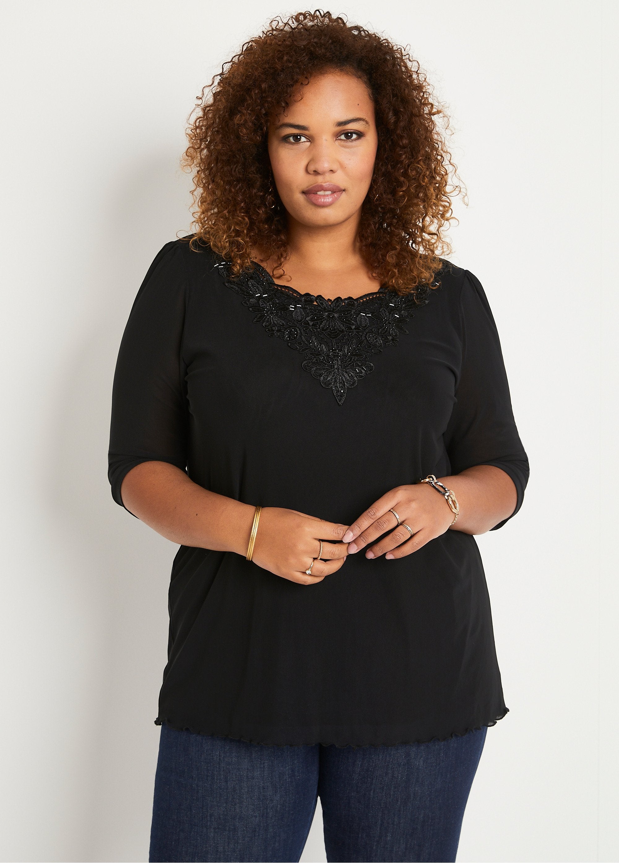 T-shirt_longa_e_solta_em_rede_arrastão_bordada_PRETO_FA1_curvy