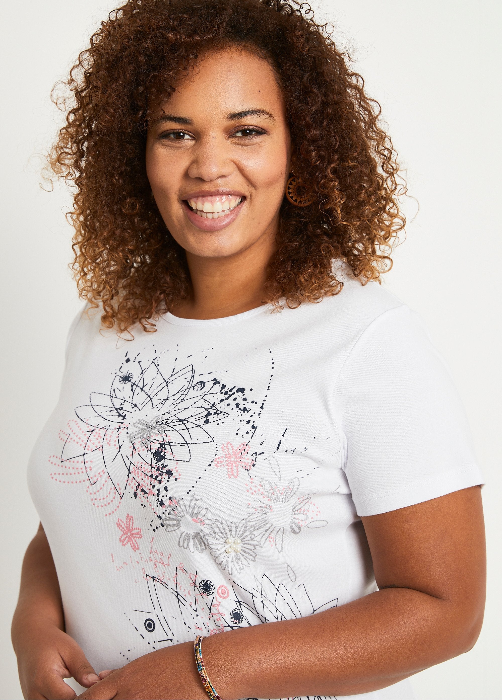 T-shirt_longa_com_estampa_floral_e_fendas_laterais_BRANCO_DE1_curvy