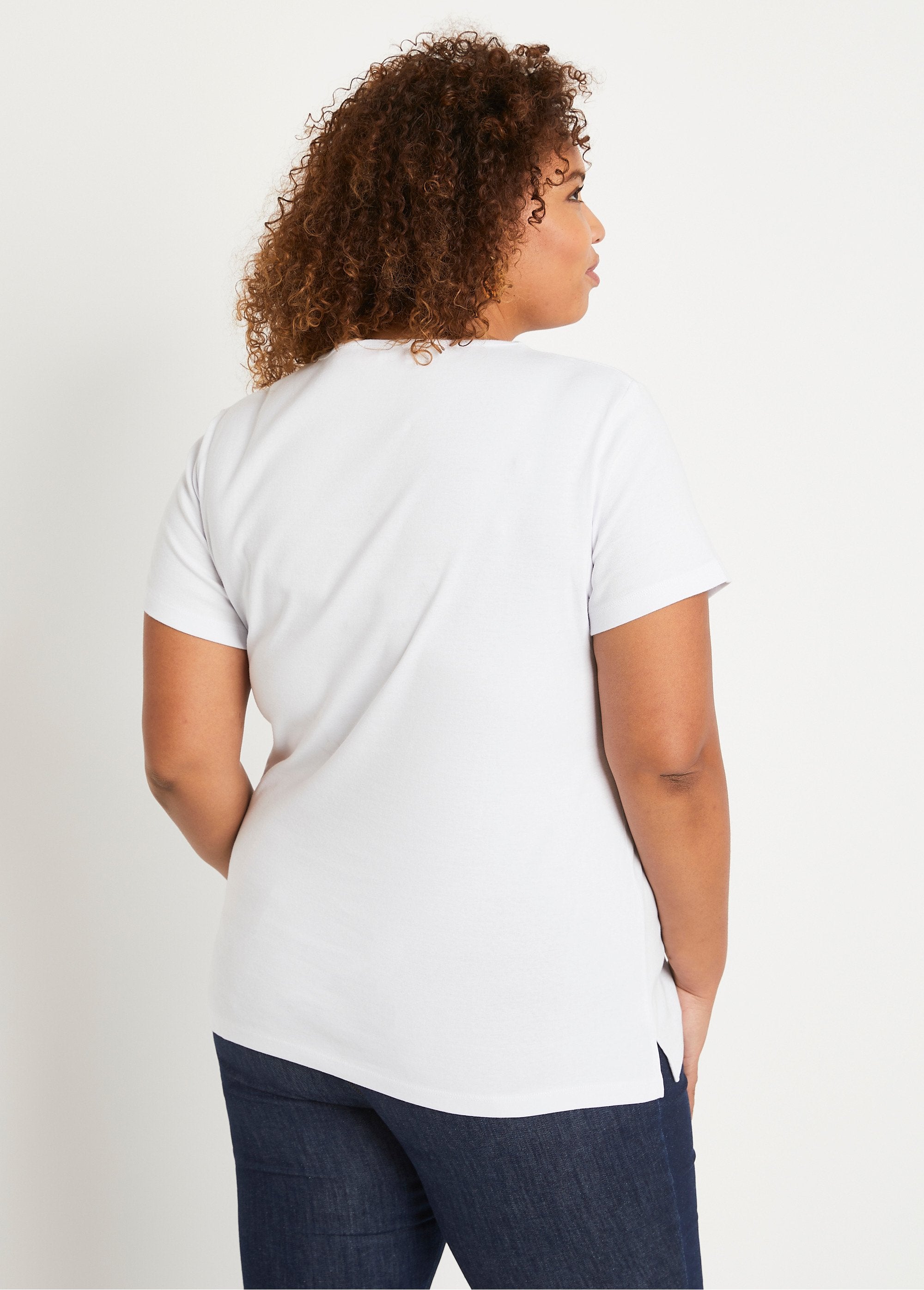 T-shirt_longa_com_estampa_floral_e_fendas_laterais_BRANCO_DO1_curvy