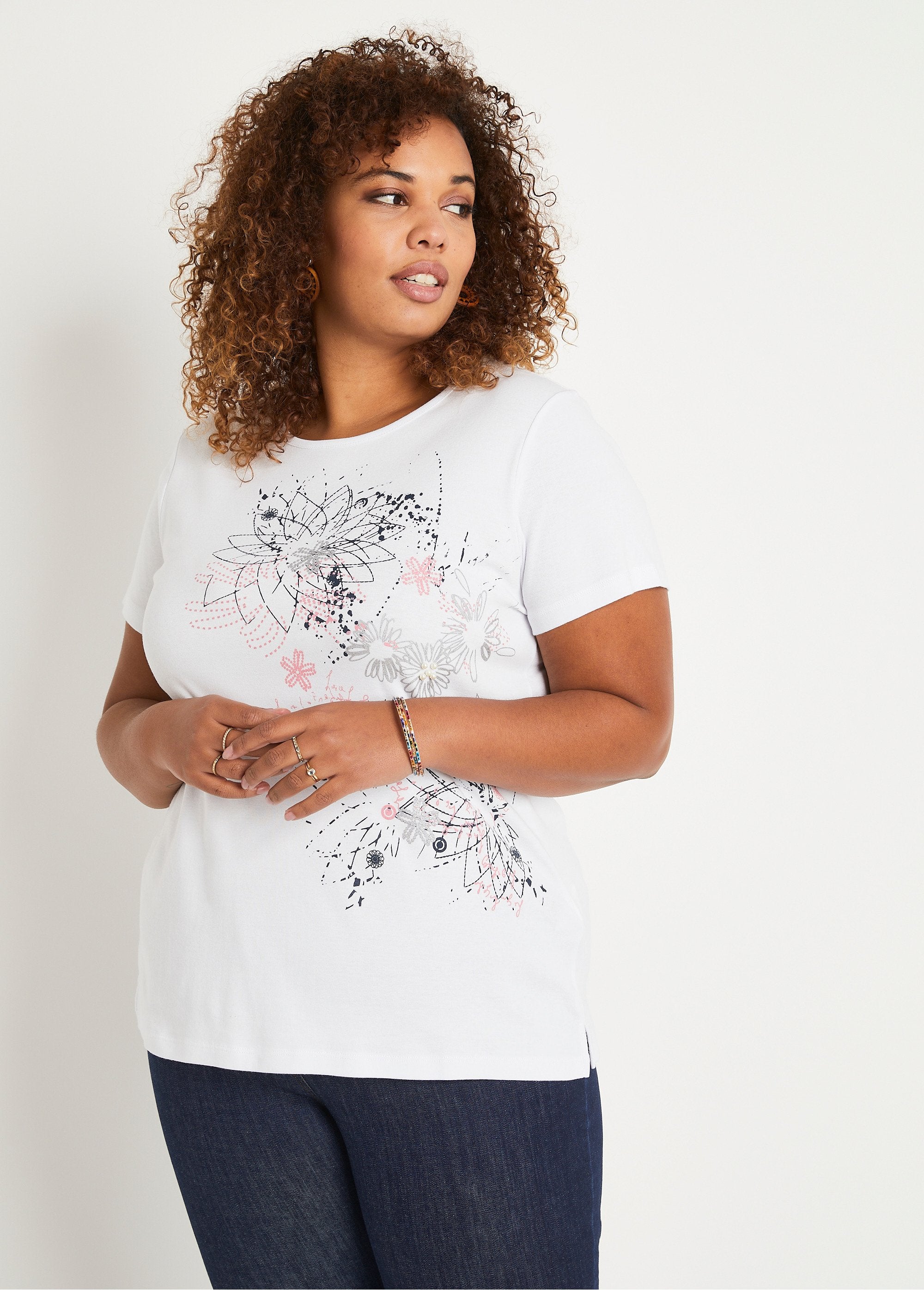 T-shirt_longa_com_estampa_floral_e_fendas_laterais_BRANCO_FA1_curvy