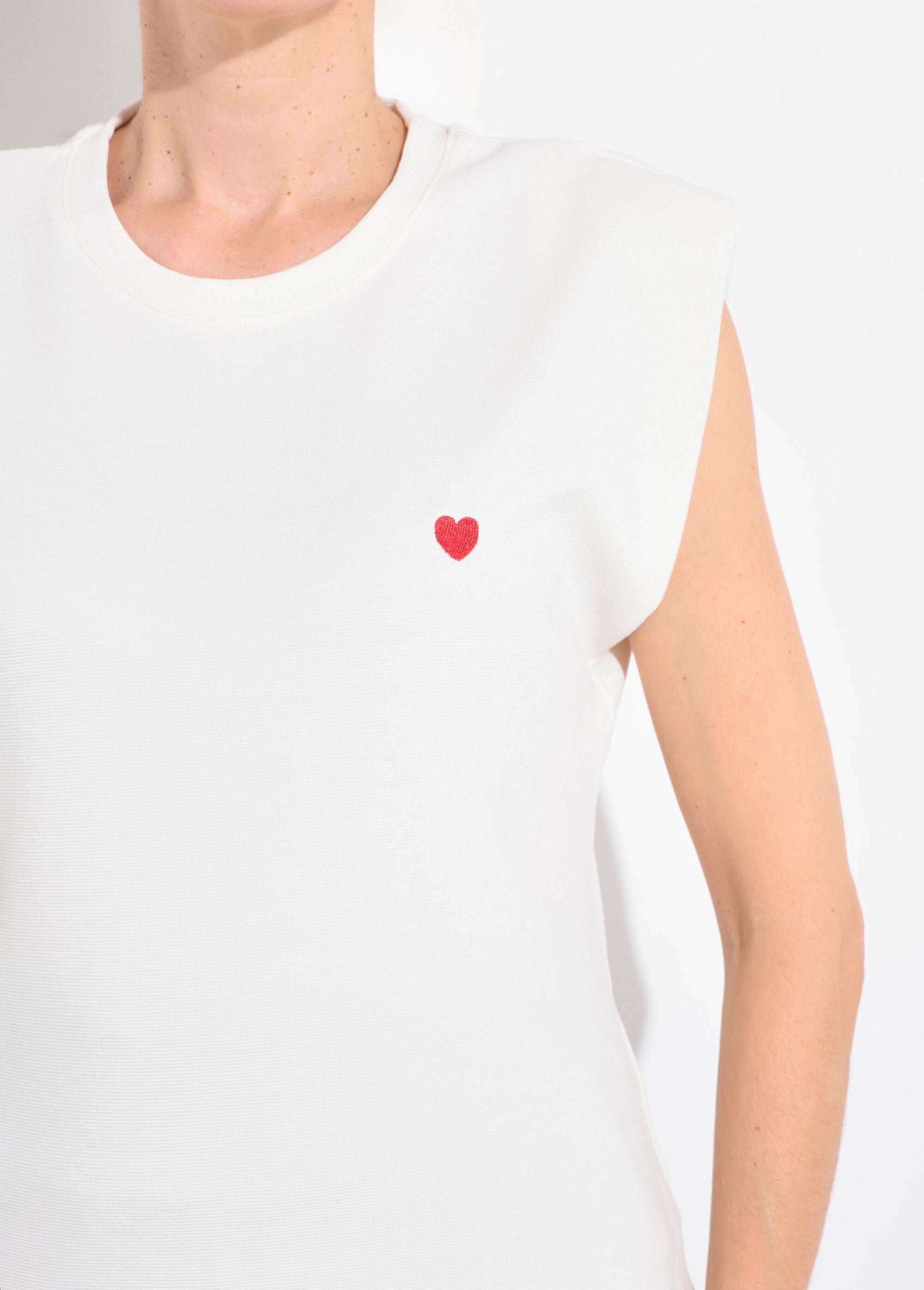Camiseta_de_malha_com_bordado_de_coração_Blanc_DE1_slim