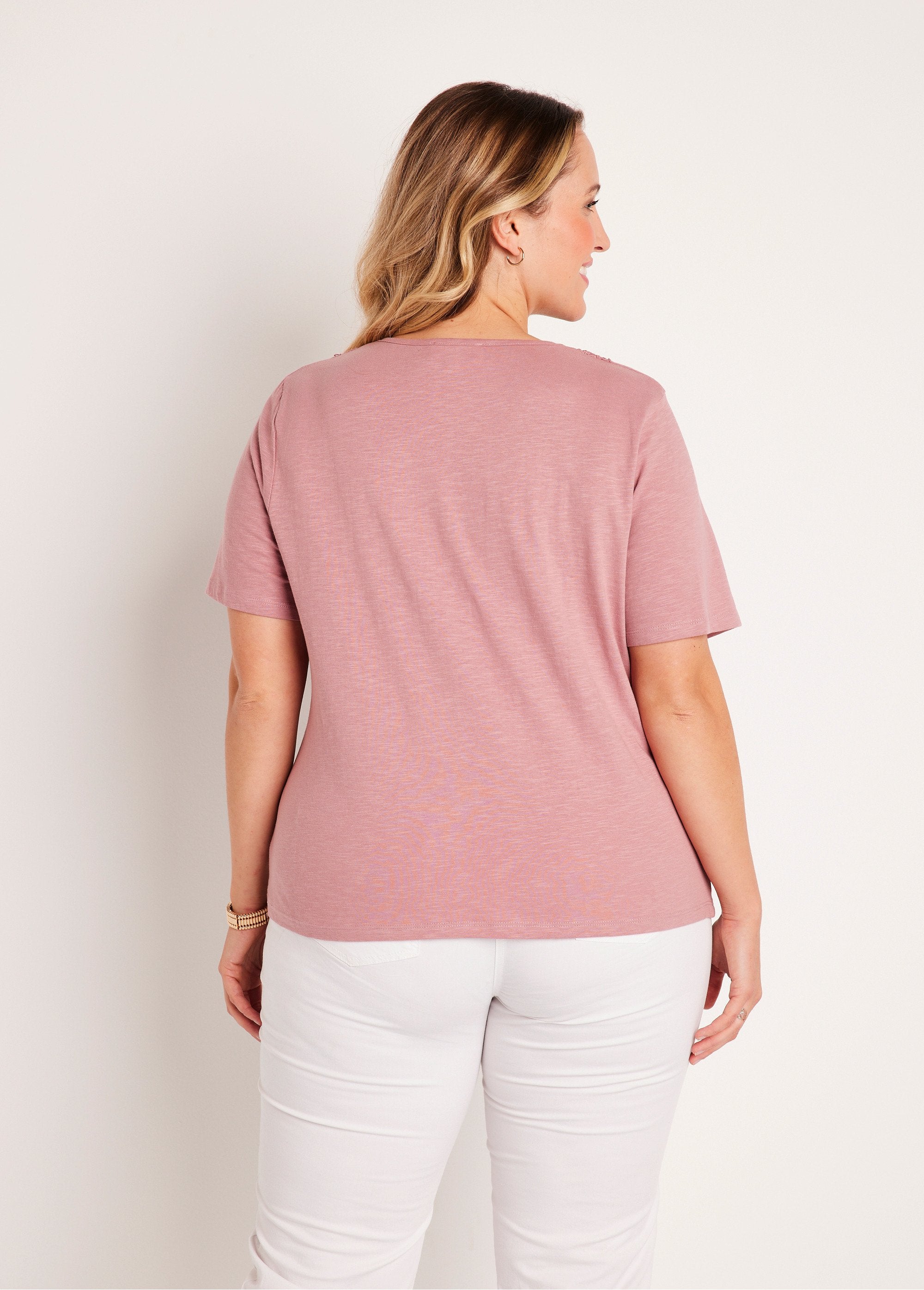 T-shirt_de_manga_curta_em_algodão_e_macramé_ROSA_DO1_curvy