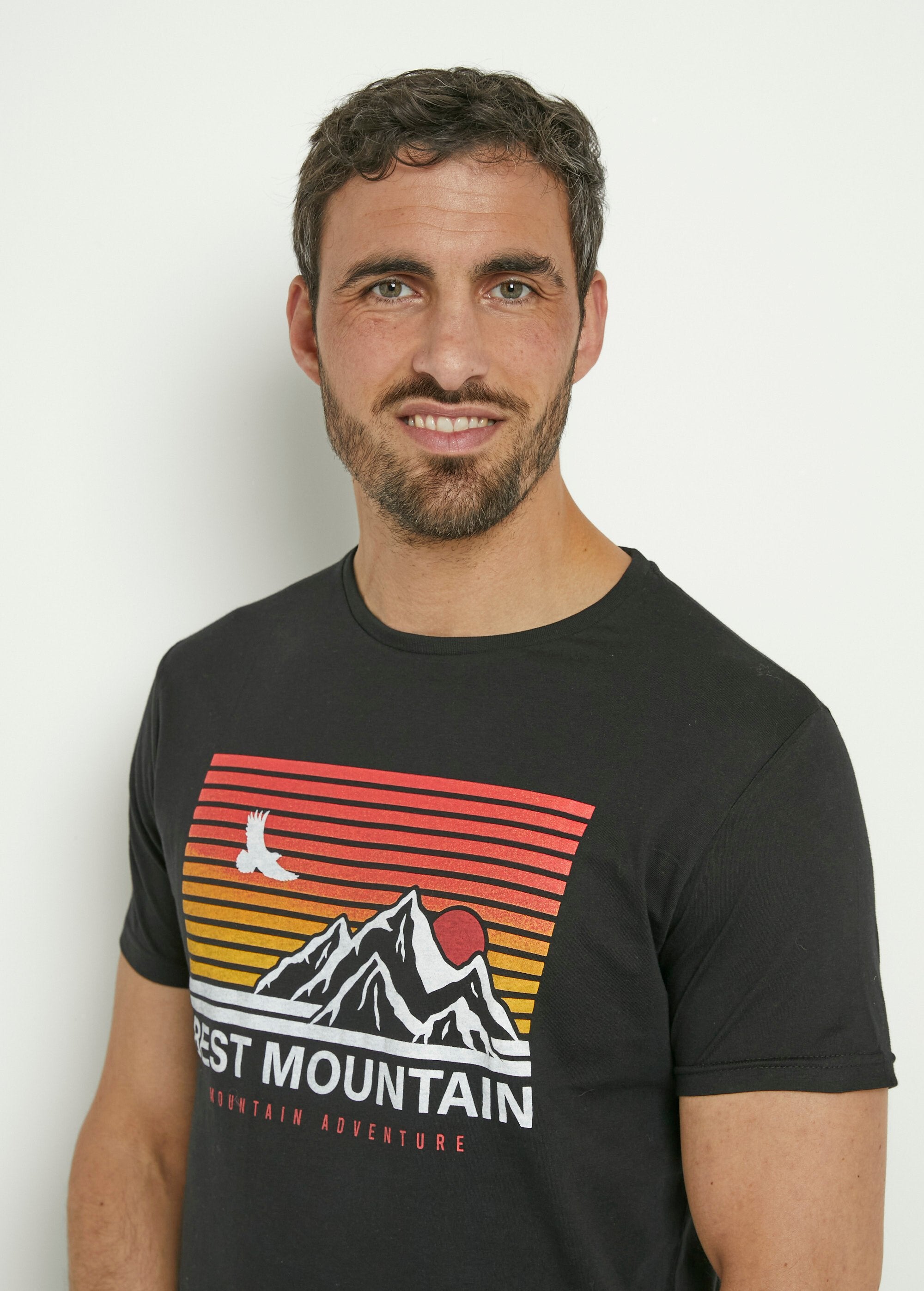 Camiseta_manga_curta_estampa_montanha_Noir_DE1_slim