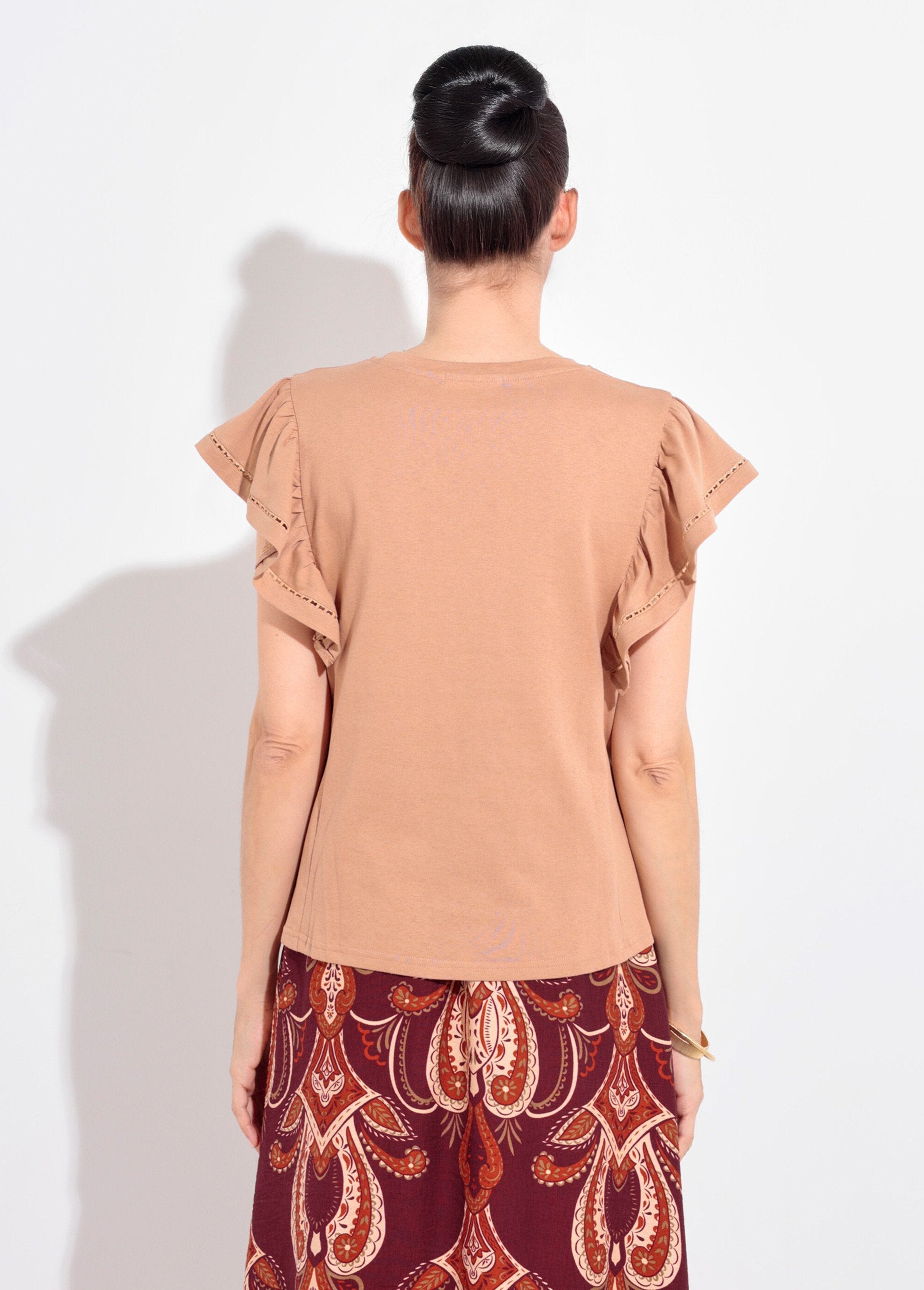 Camiseta_com_mangas_curtas_e_babados_vazados_Camel_DO1_slim