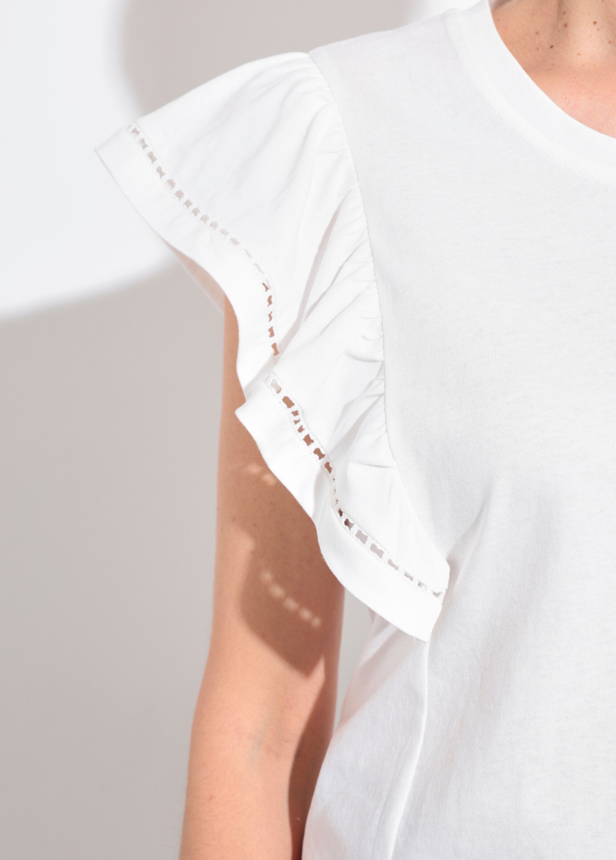 Camiseta_com_mangas_curtas_e_babados_vazados_Blanc_DE2_slim