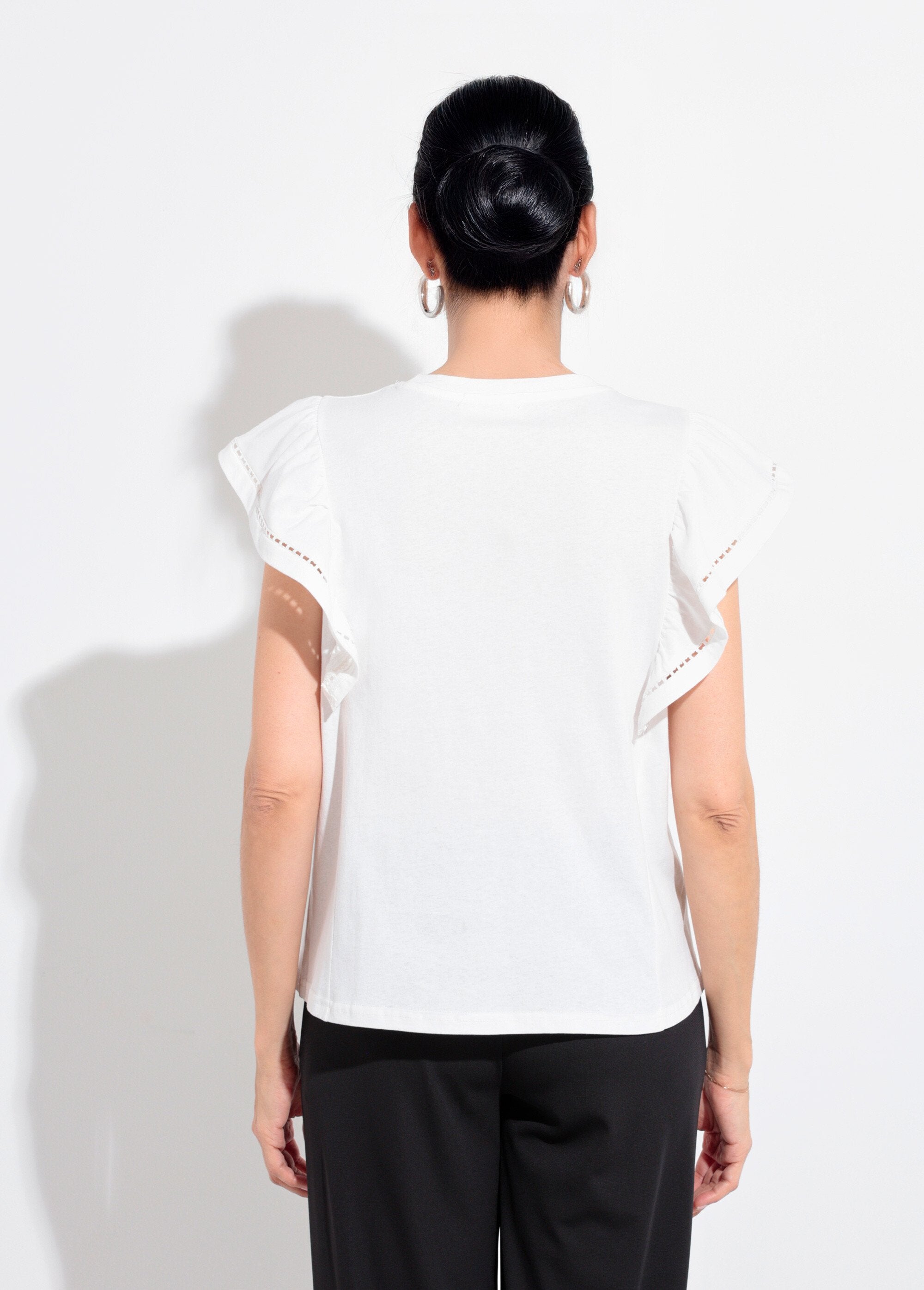 Camiseta_com_mangas_curtas_e_babados_vazados_Blanc_DO1_slim