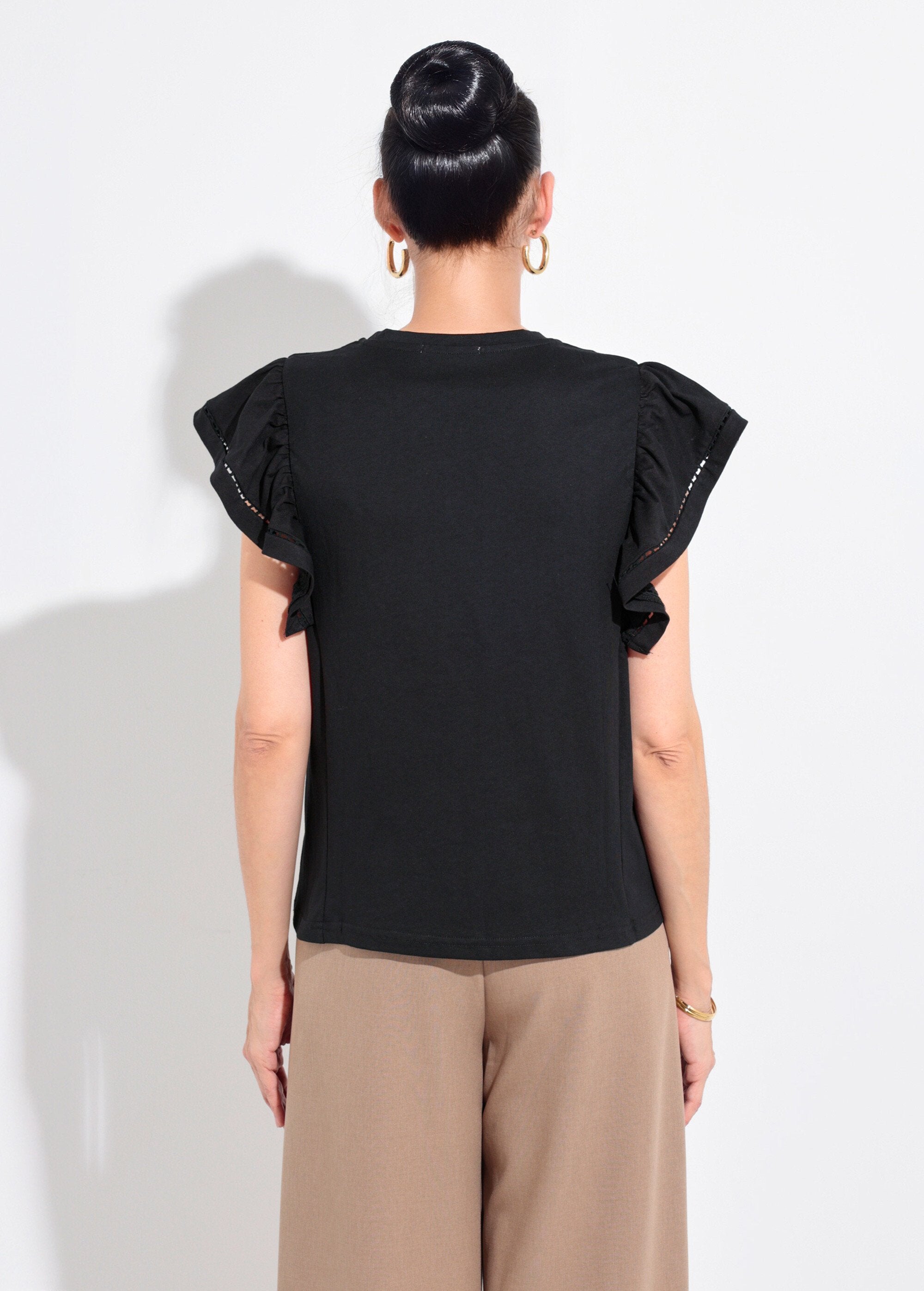 Camiseta_com_mangas_curtas_e_babados_vazados_Noir_DO1_slim
