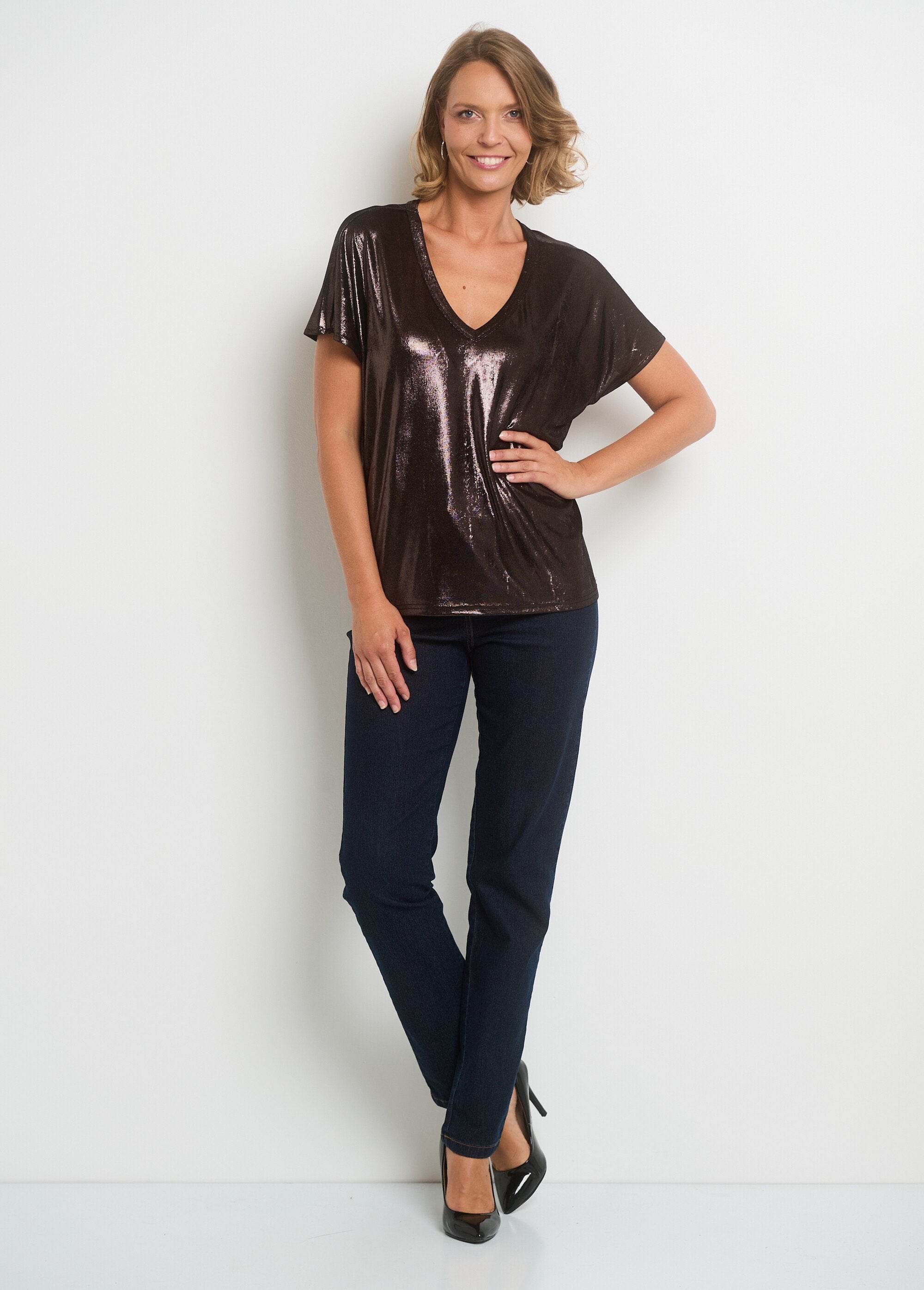 T-shirt_metálica_com_decote_em_V_e_mangas_em_bico_Noir_SF1_slim
