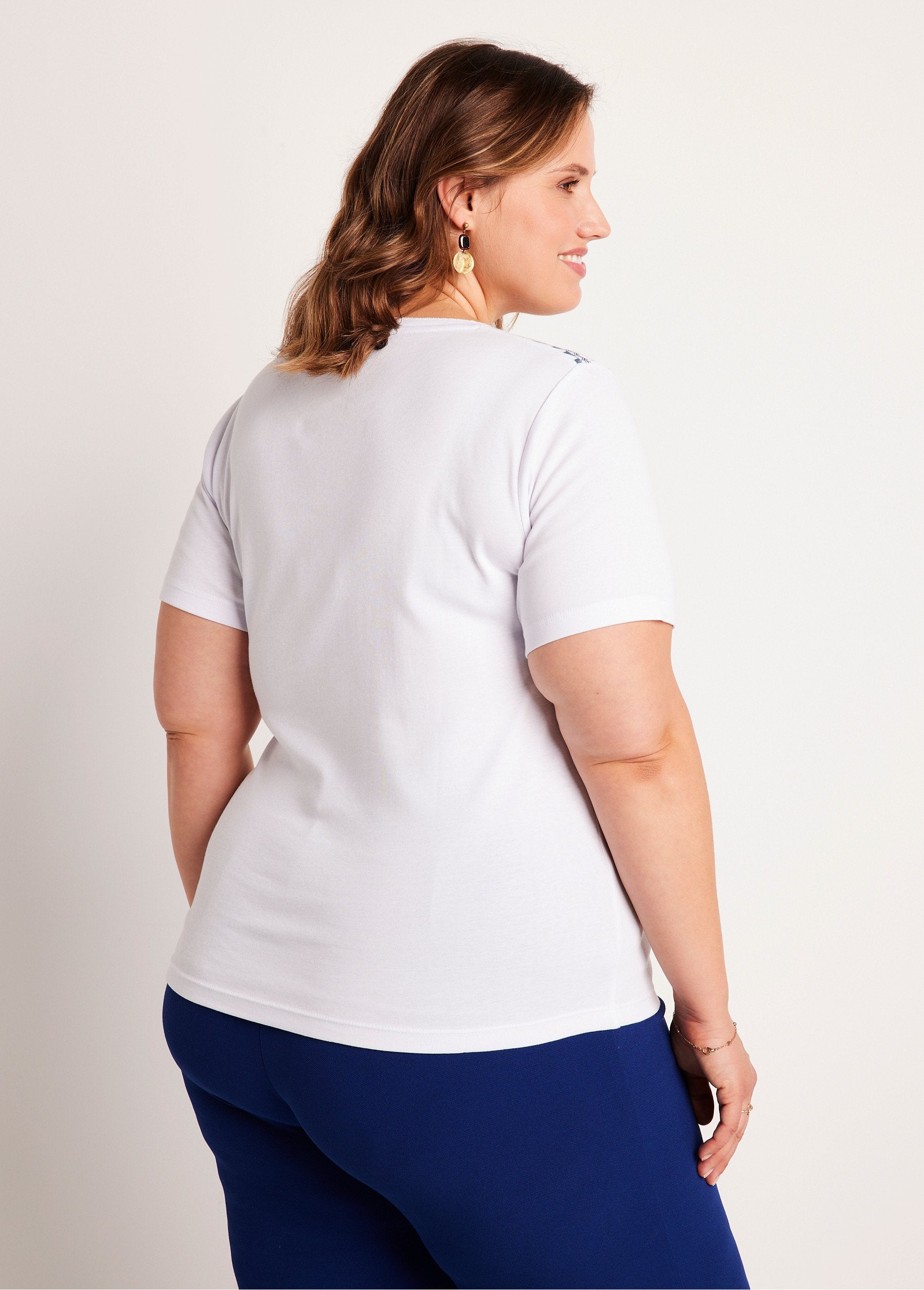 T-shirt_de_manga_curta_com_gola_com_padrão_de_tachas_BRANCO_DO1_curvy