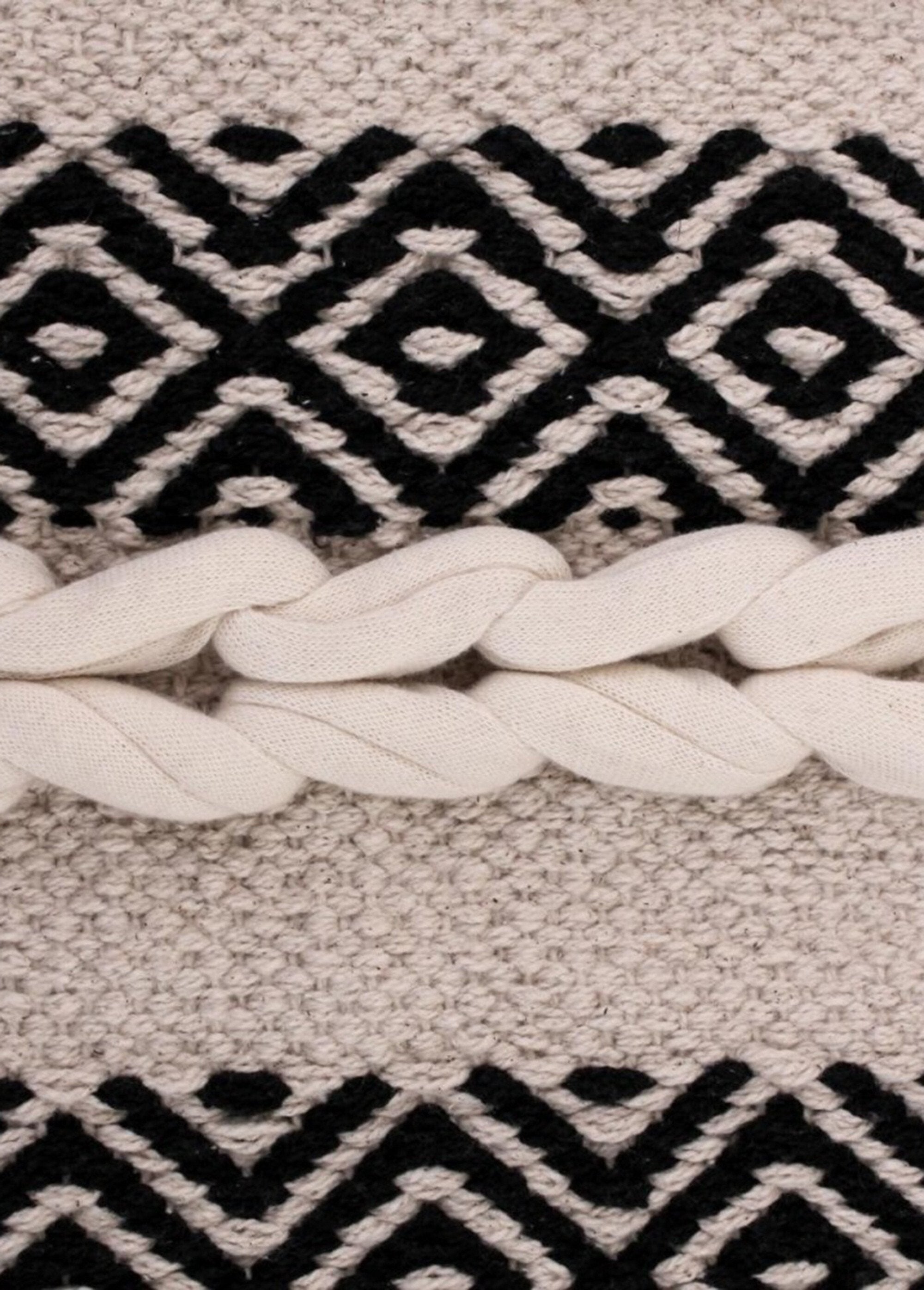 Tapis_lirette_ethnique_rayé,_110x60cm_Blanc_noir_DE2_slim