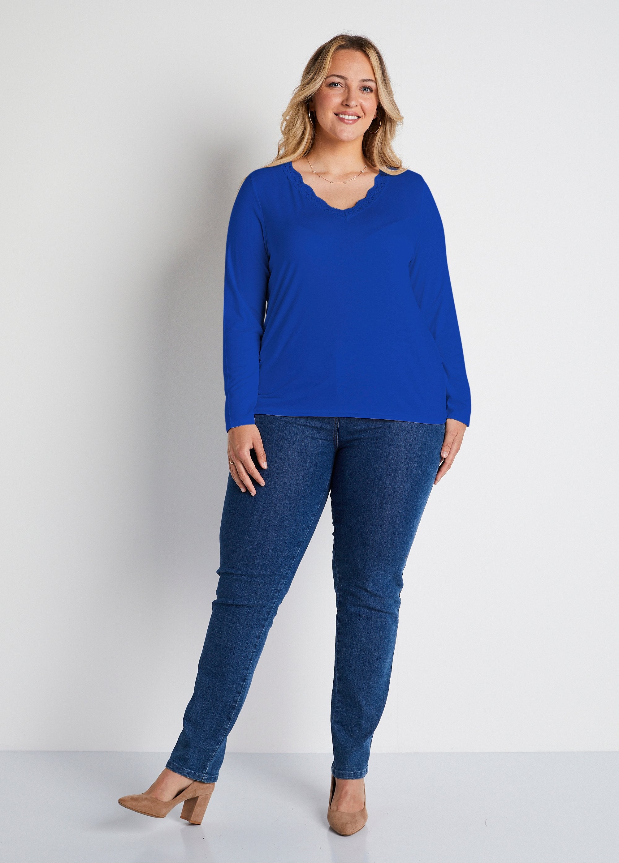 T-shirt_curta_de_renda_com_decote_em_V,_mangas_compridas_Azul_forte_SF1_curvy