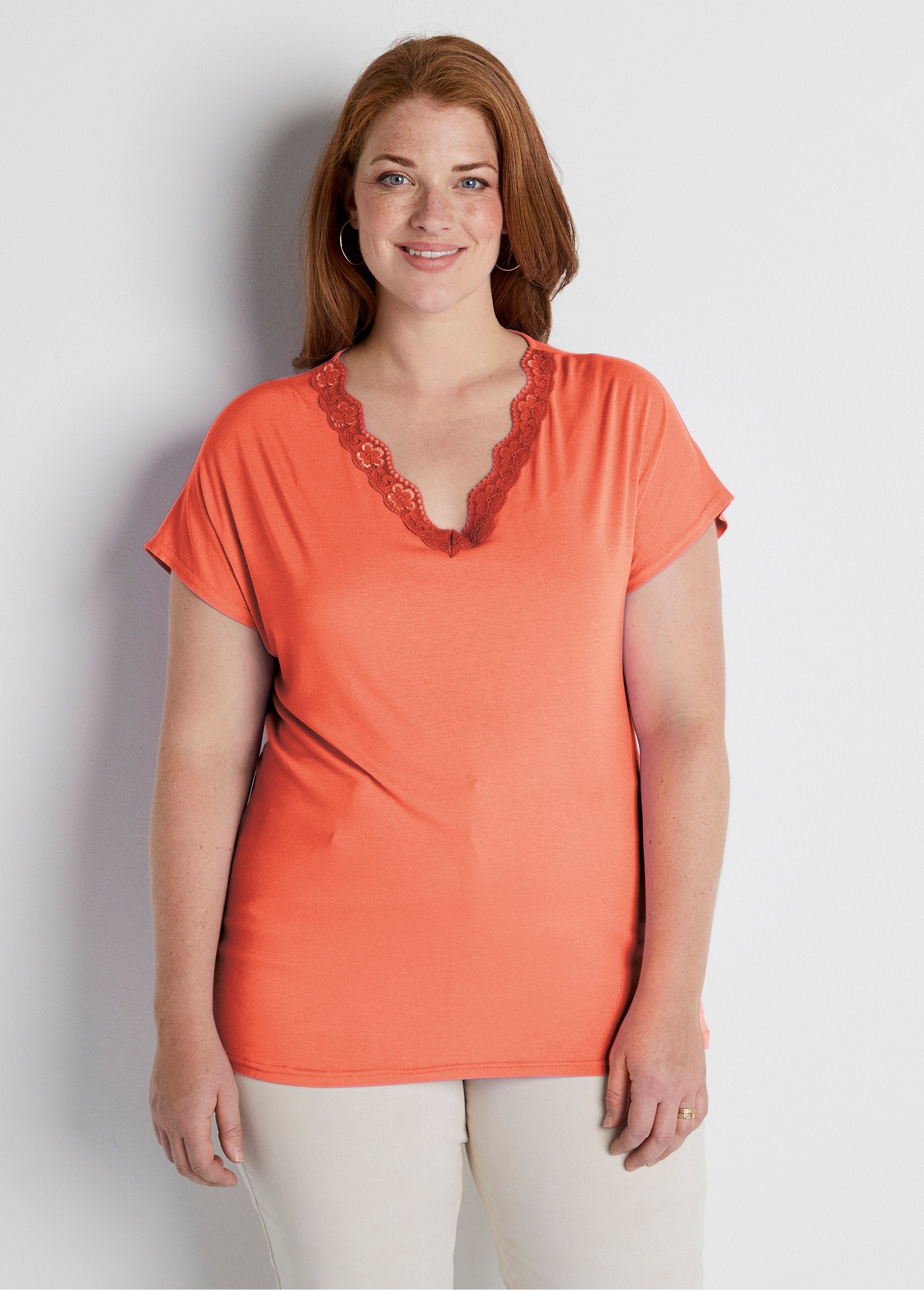 T-shirt_curta_em_renda_stretch_Coral_FA1_curvy