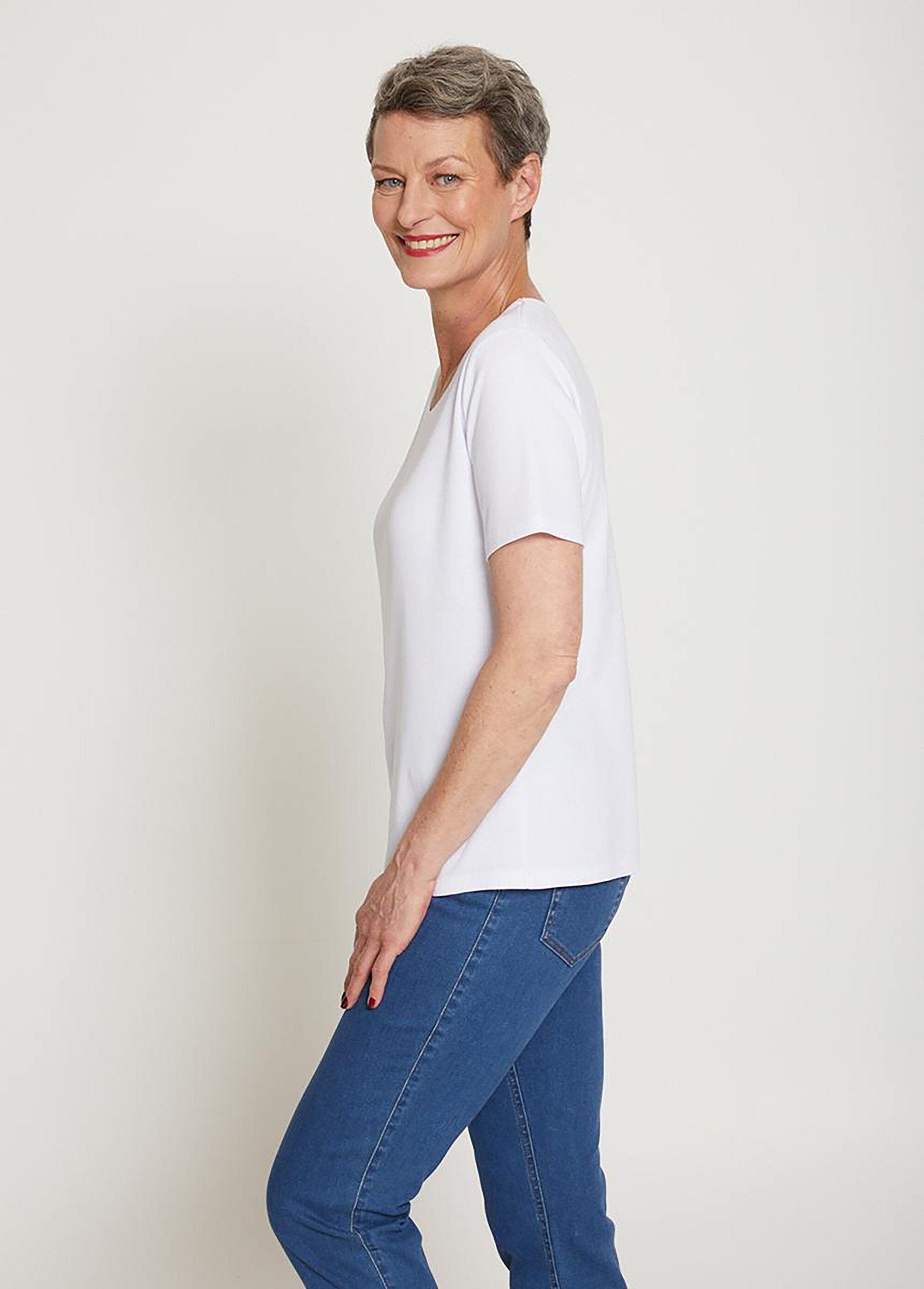 Camiseta_de_algodão_orgânico_de_corte_reto_com_mensagem_Ecru_DR1_slim