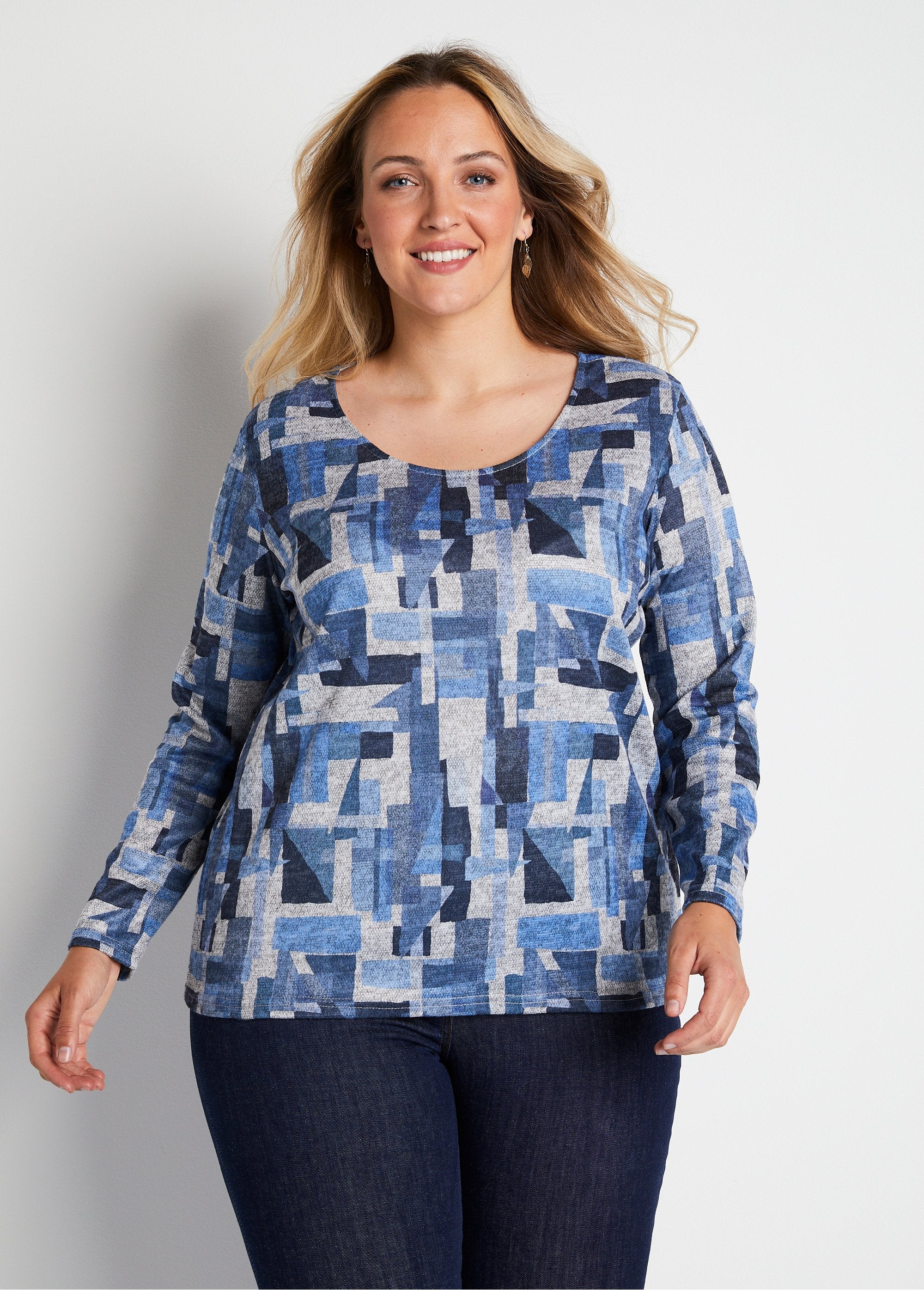 Camiseta_reta_com_estampa_gráfica_Impressão_azul_FA1_curvy