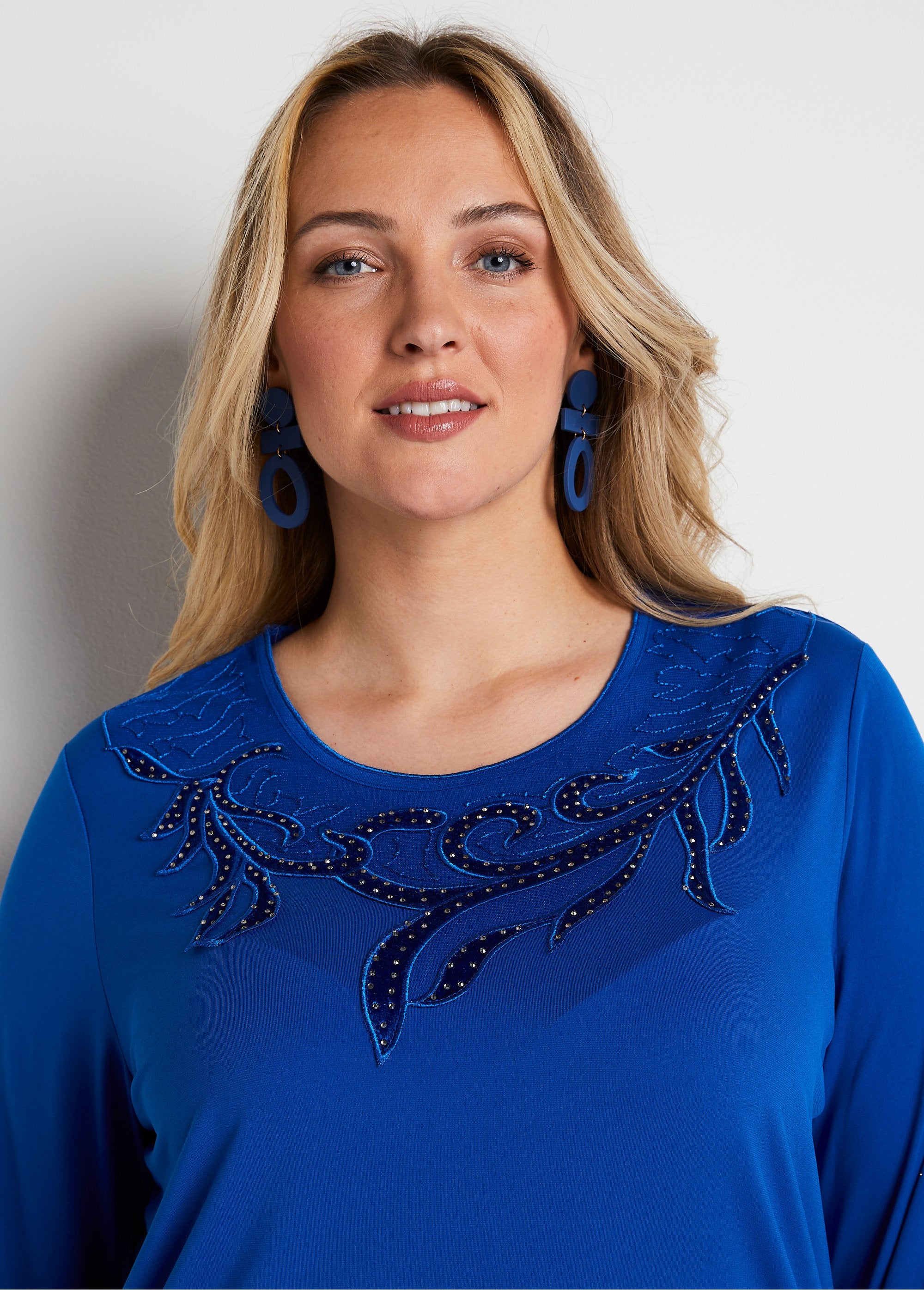 Camiseta_curta_em_rede_arrastão_bordada_com_strass_e_gola_redonda_AZUL_DE1_curvy