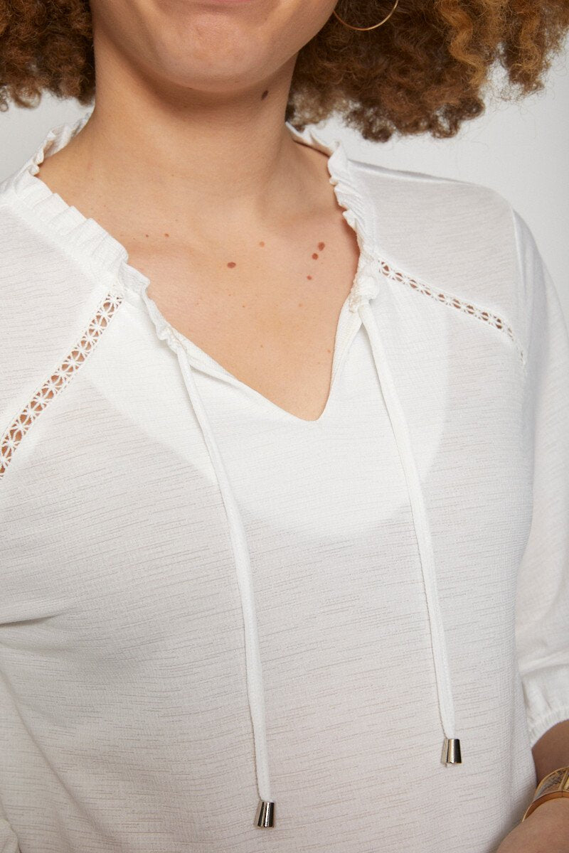 Camiseta_de_malha_com_relevo_estilo_blusa_Ecru_DE1_slim