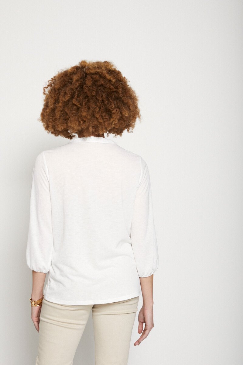 Camiseta_de_malha_com_relevo_estilo_blusa_Ecru_DO1_slim