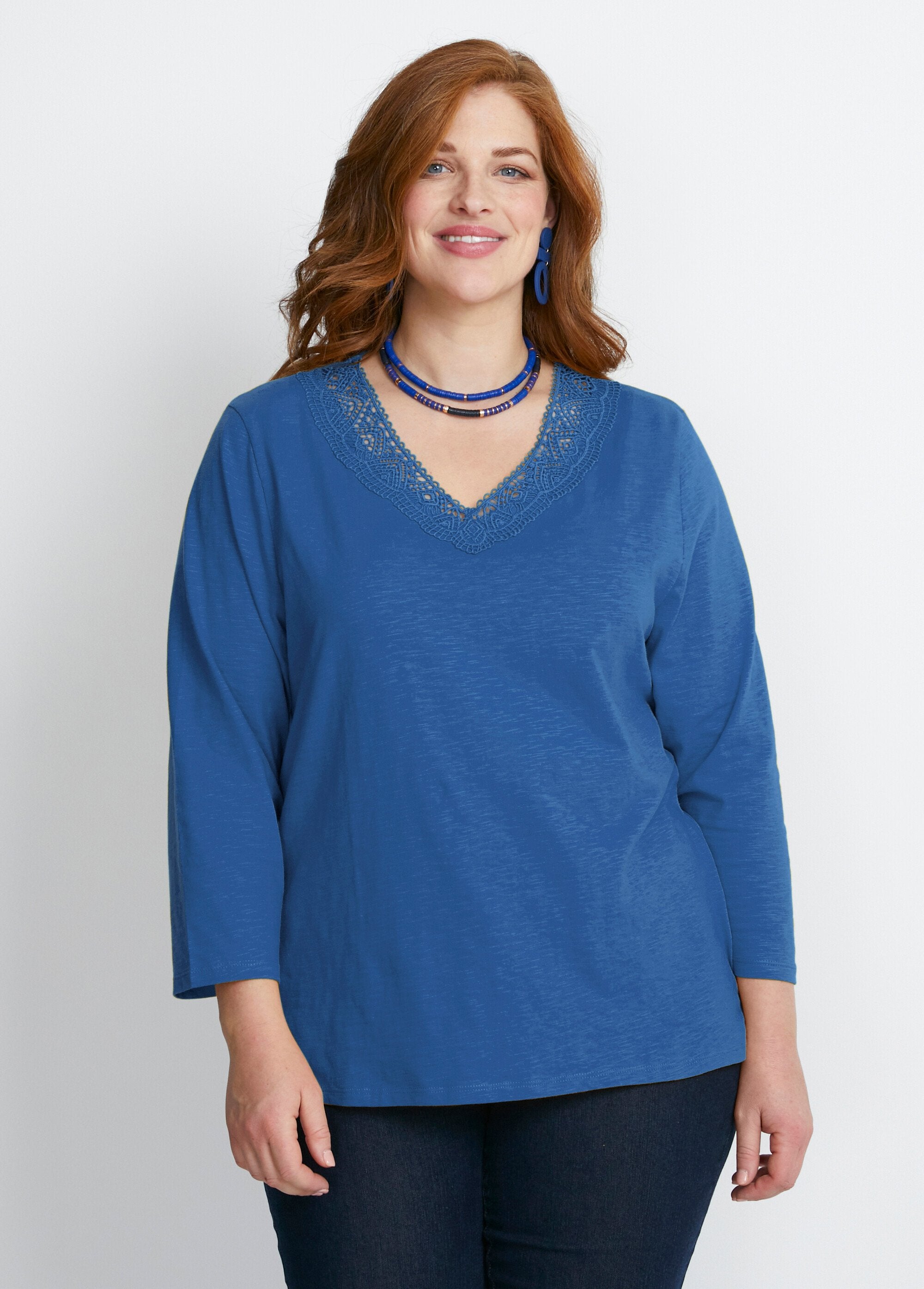 T-shirt_de_manga_3/4_em_algodão_e_macramé_AZUL_FA1_curvy