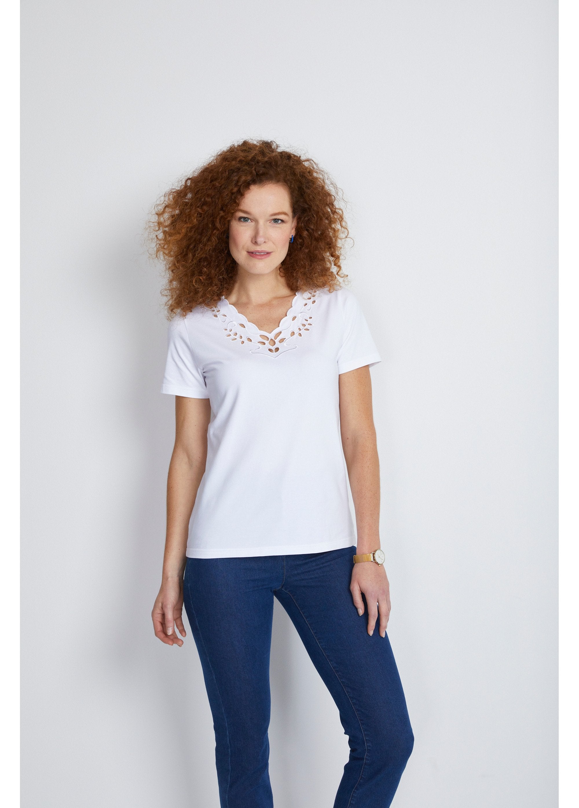 T-shirt_com_decote_em_V_bordado_e_aberto_BRANCO_FA1_slim