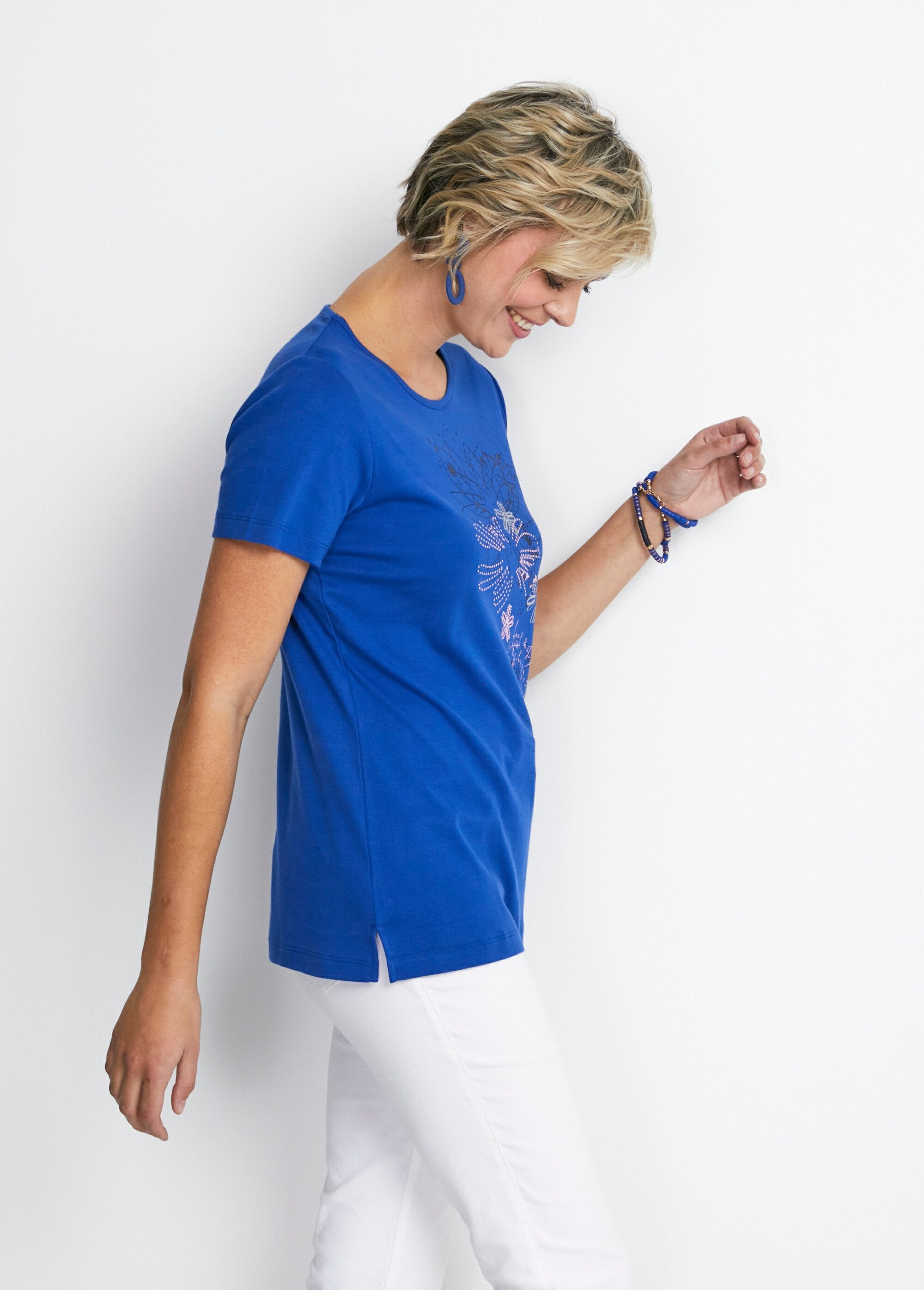 T-shirt_longa_com_estampa_floral_e_fendas_laterais_AZUL_DR1_slim