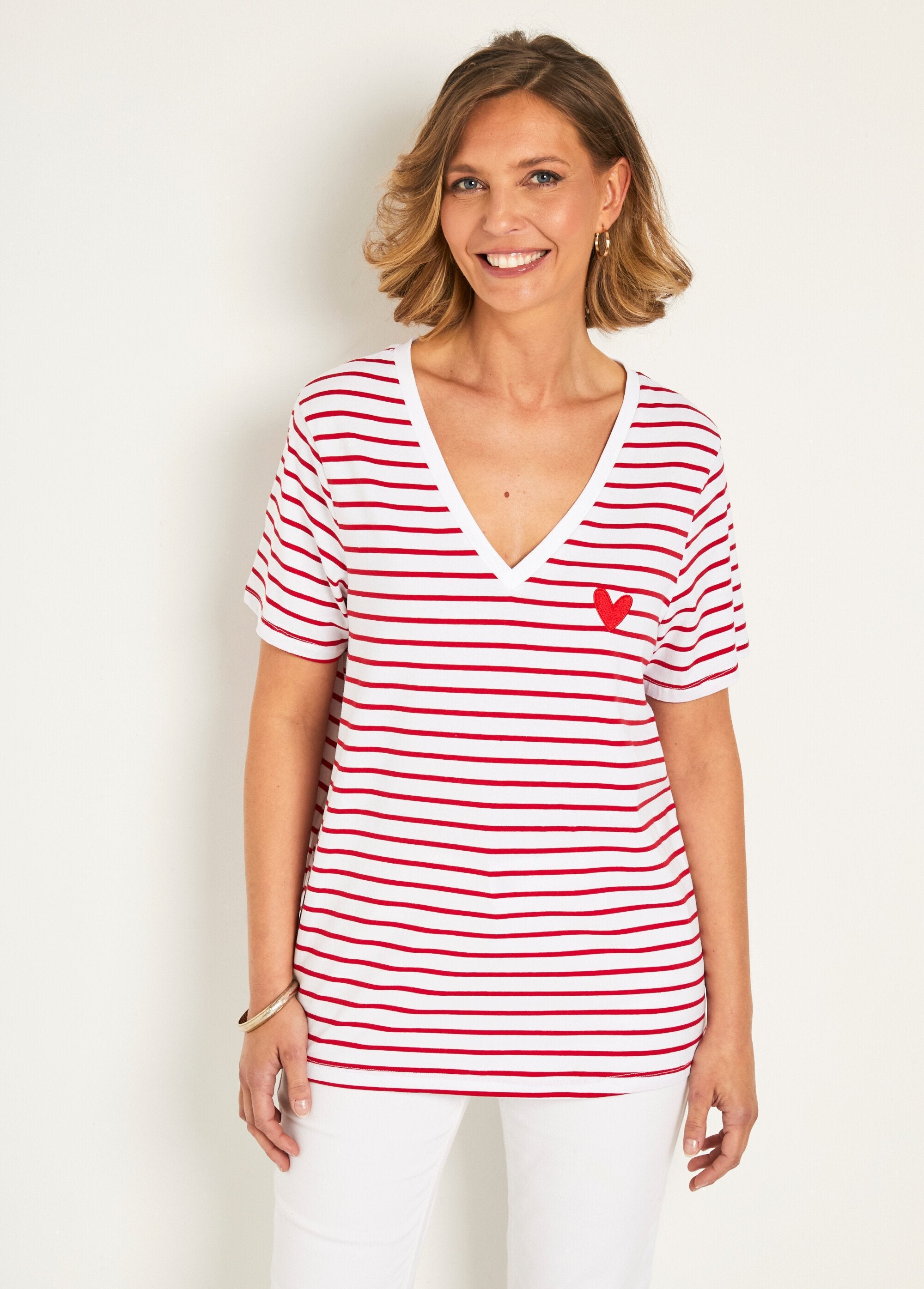 T-shirt_rayé_col_V_avec_broderie_coeur_Raye_rouge_FA1_slim