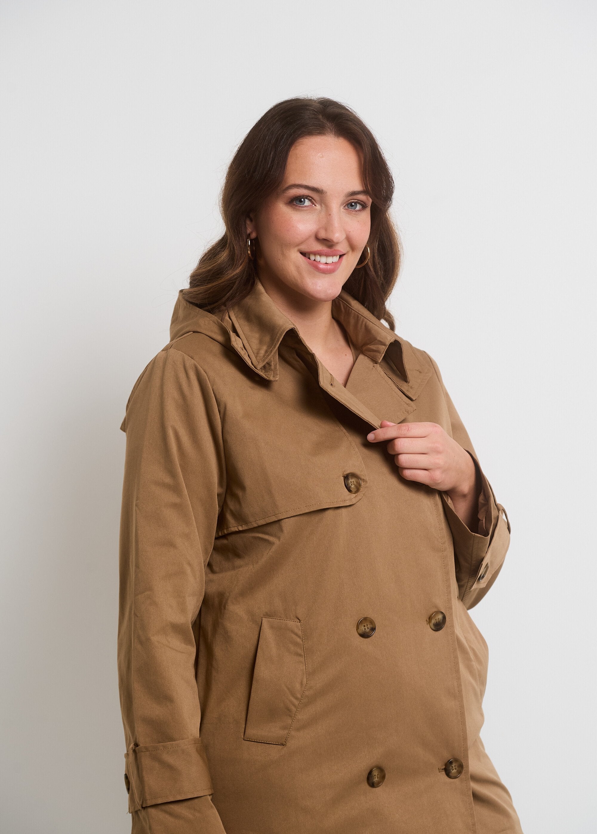 Gabardine_com_capuz_e_trespassado_Beige_DR1_curvy