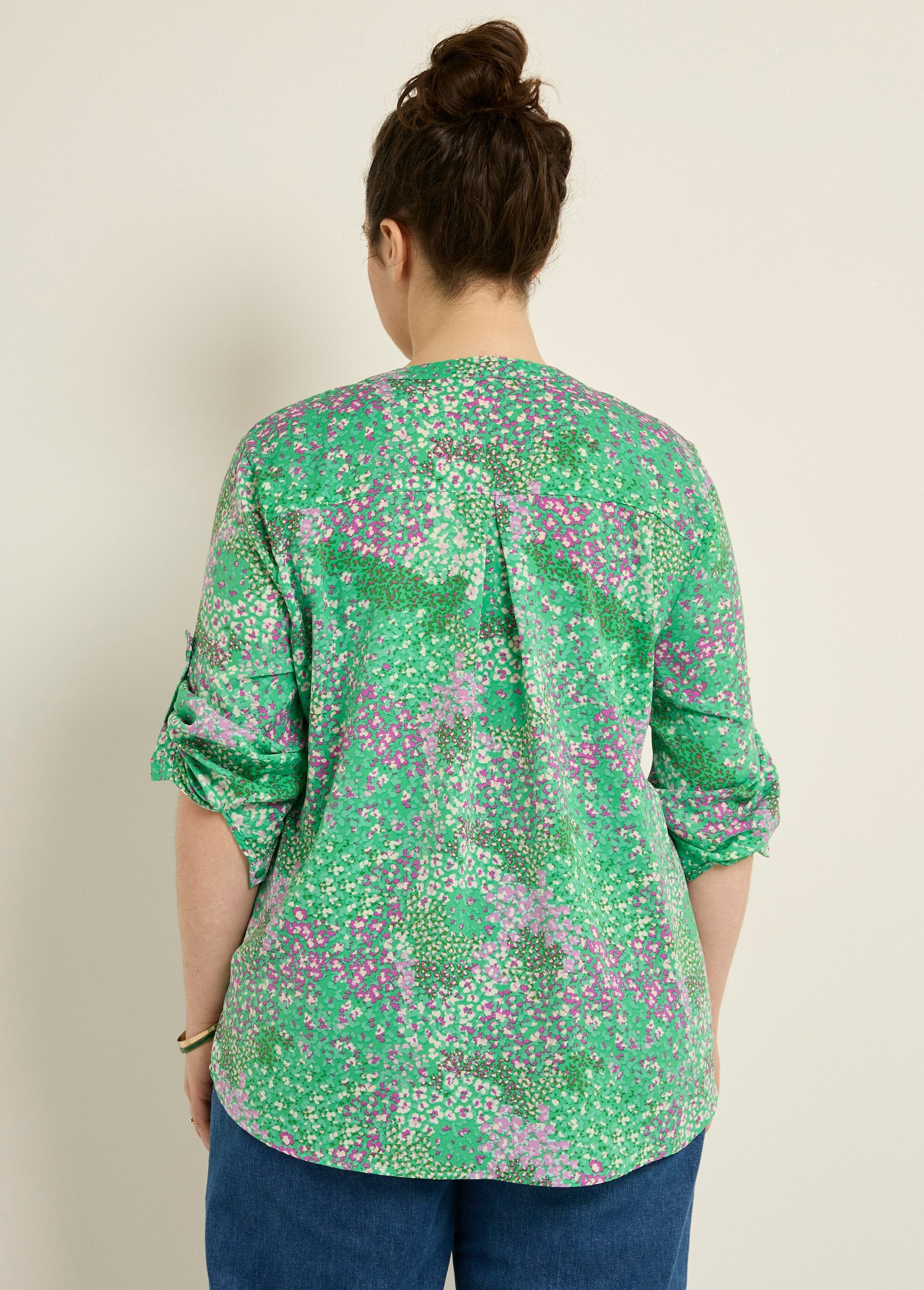 Túnica_floral_de_manga_comprida_com_decote_em_V_Vert_imprime_DO1_curvy