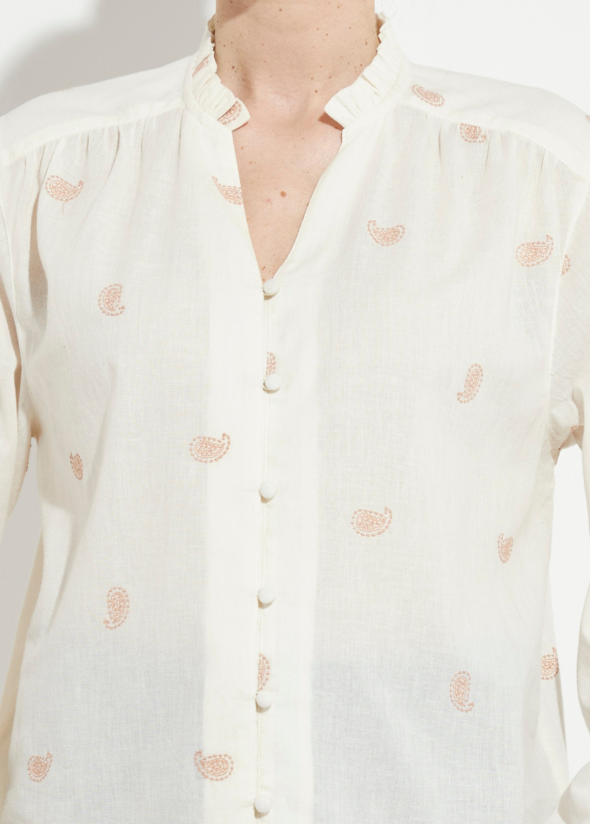 Túnica_de_gaze_de_algodão_bordada_com_gola_franzida_Ecru_et_beige_DE1_slim