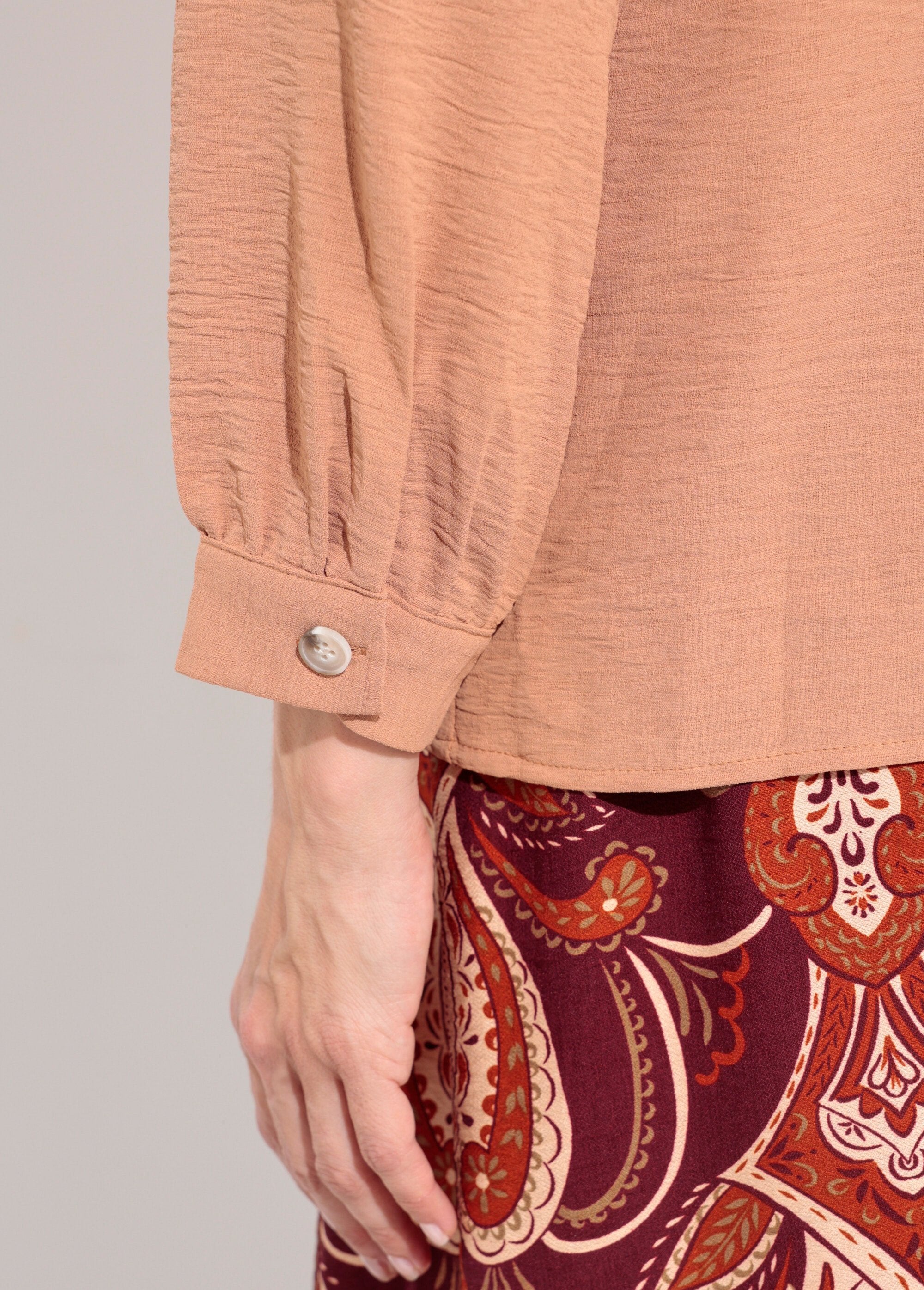 Túnica_abotoada_e_estampada_com_decote_em_V_Camel_DE3_slim